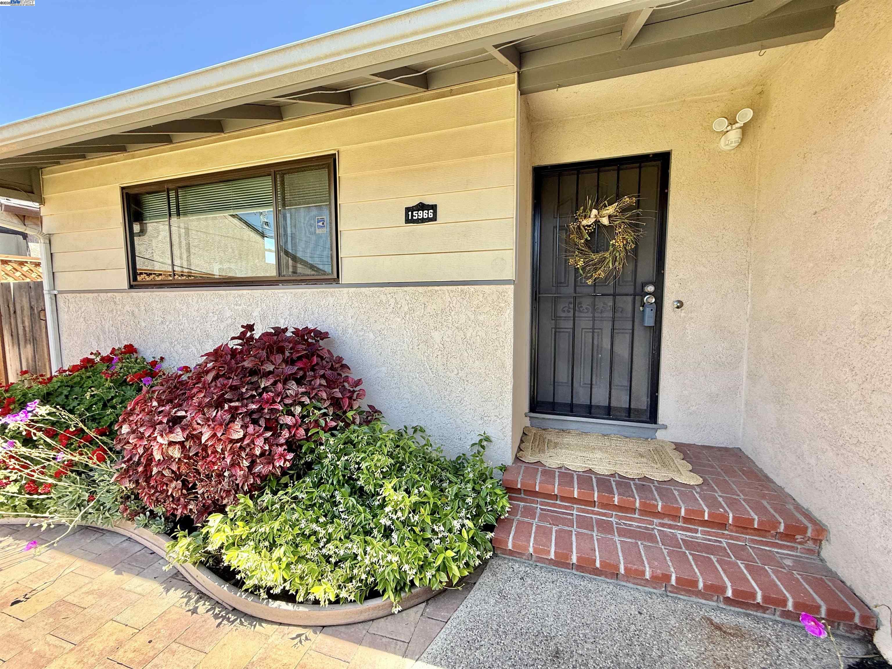 Detail Gallery Image 3 of 47 For 15966 Saint Johns Dr, San Lorenzo,  CA 94580 - 3 Beds | 2 Baths