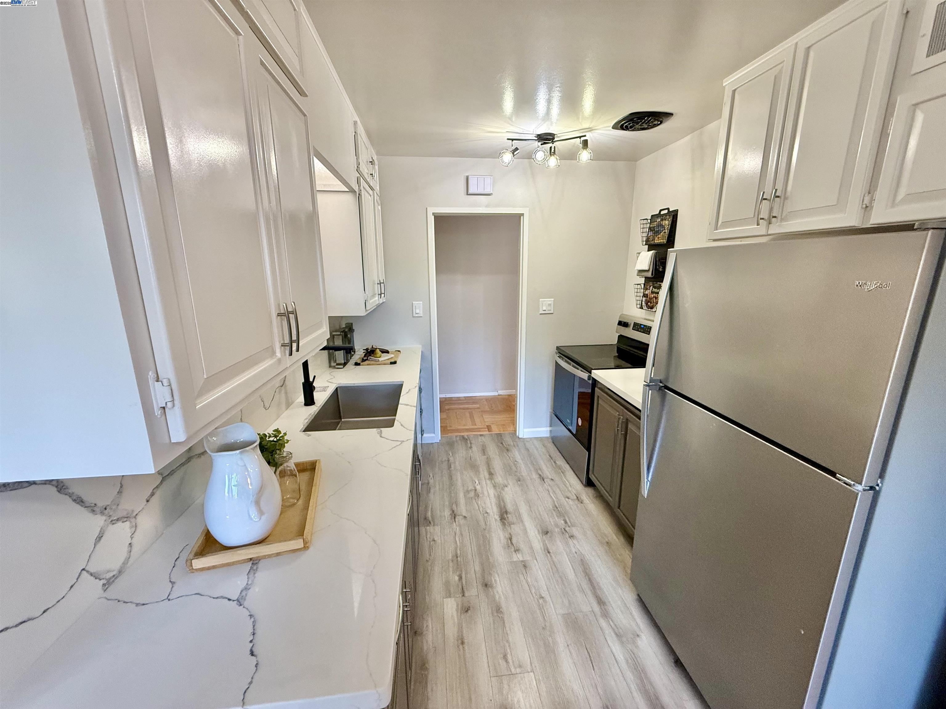 Detail Gallery Image 8 of 47 For 15966 Saint Johns Dr, San Lorenzo,  CA 94580 - 3 Beds | 2 Baths