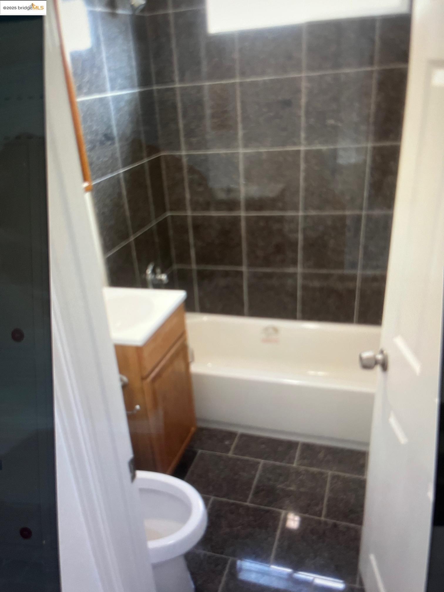 Detail Gallery Image 4 of 5 For 5936 Martin Luther King Jr Way, Oakland,  CA 94609 - – Beds | – Baths