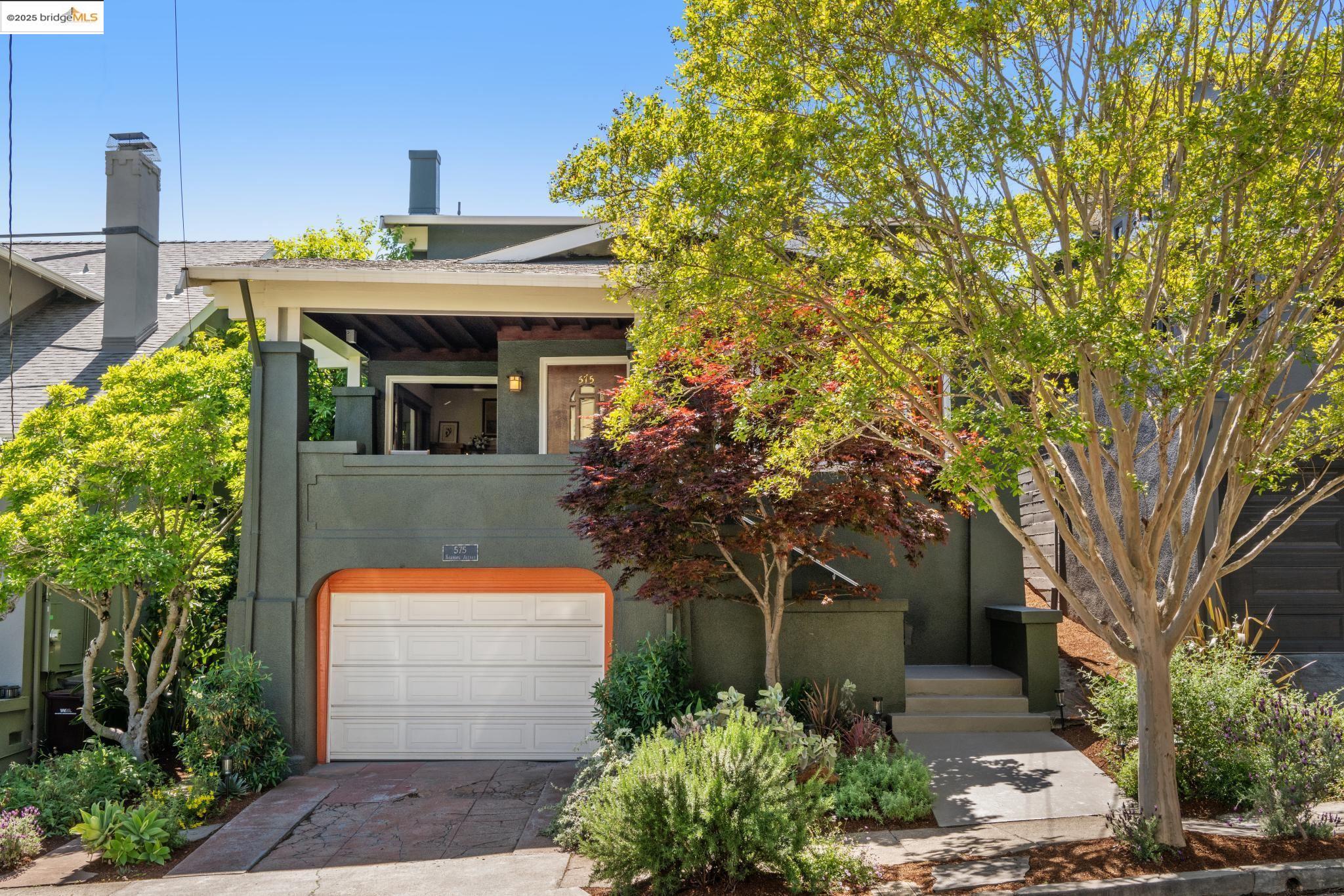 Detail Gallery Image 1 of 36 For 575 Kenmore Ave, Oakland,  CA 94610 - 3 Beds | 2 Baths