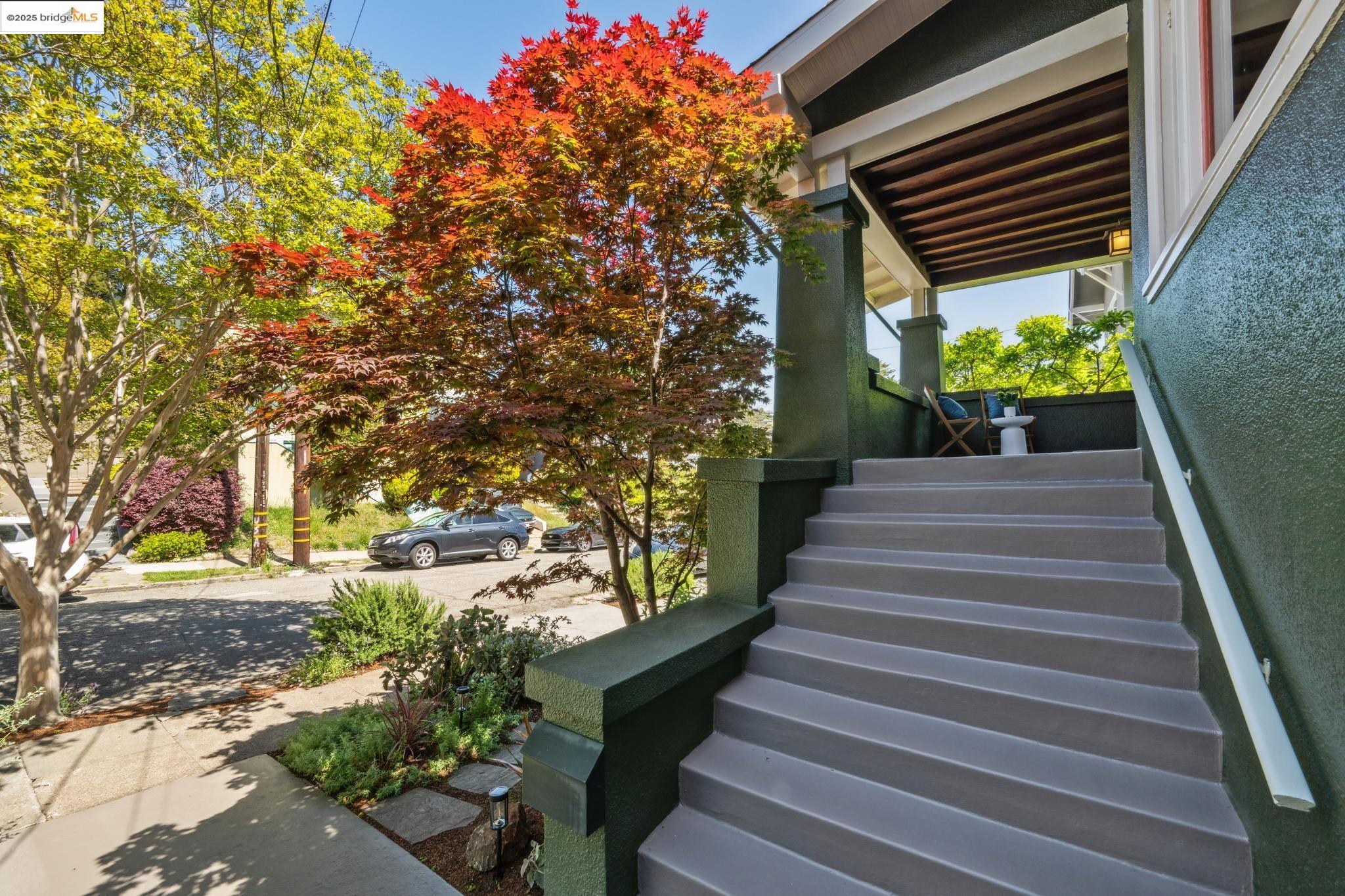 Detail Gallery Image 2 of 36 For 575 Kenmore Ave, Oakland,  CA 94610 - 3 Beds | 2 Baths