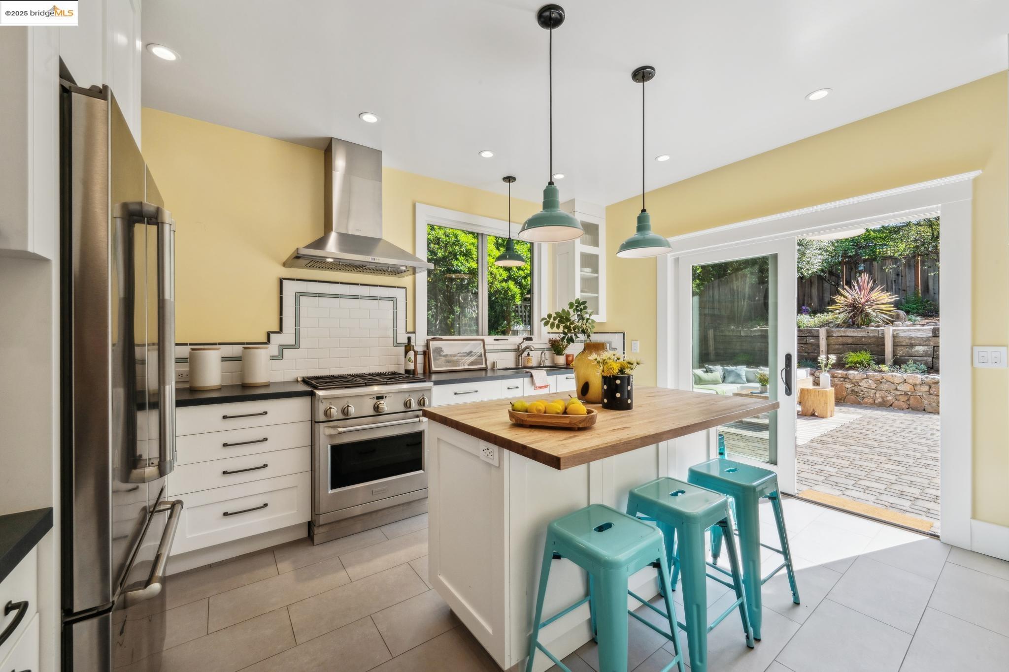 Detail Gallery Image 14 of 36 For 575 Kenmore Ave, Oakland,  CA 94610 - 3 Beds | 2 Baths