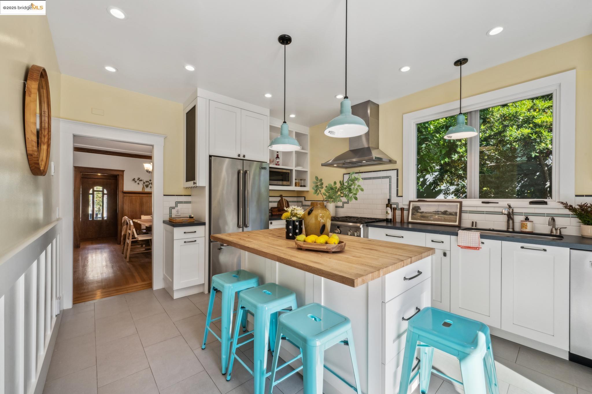 Detail Gallery Image 15 of 36 For 575 Kenmore Ave, Oakland,  CA 94610 - 3 Beds | 2 Baths