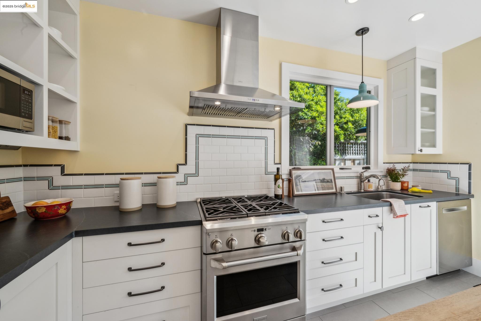 Detail Gallery Image 17 of 36 For 575 Kenmore Ave, Oakland,  CA 94610 - 3 Beds | 2 Baths