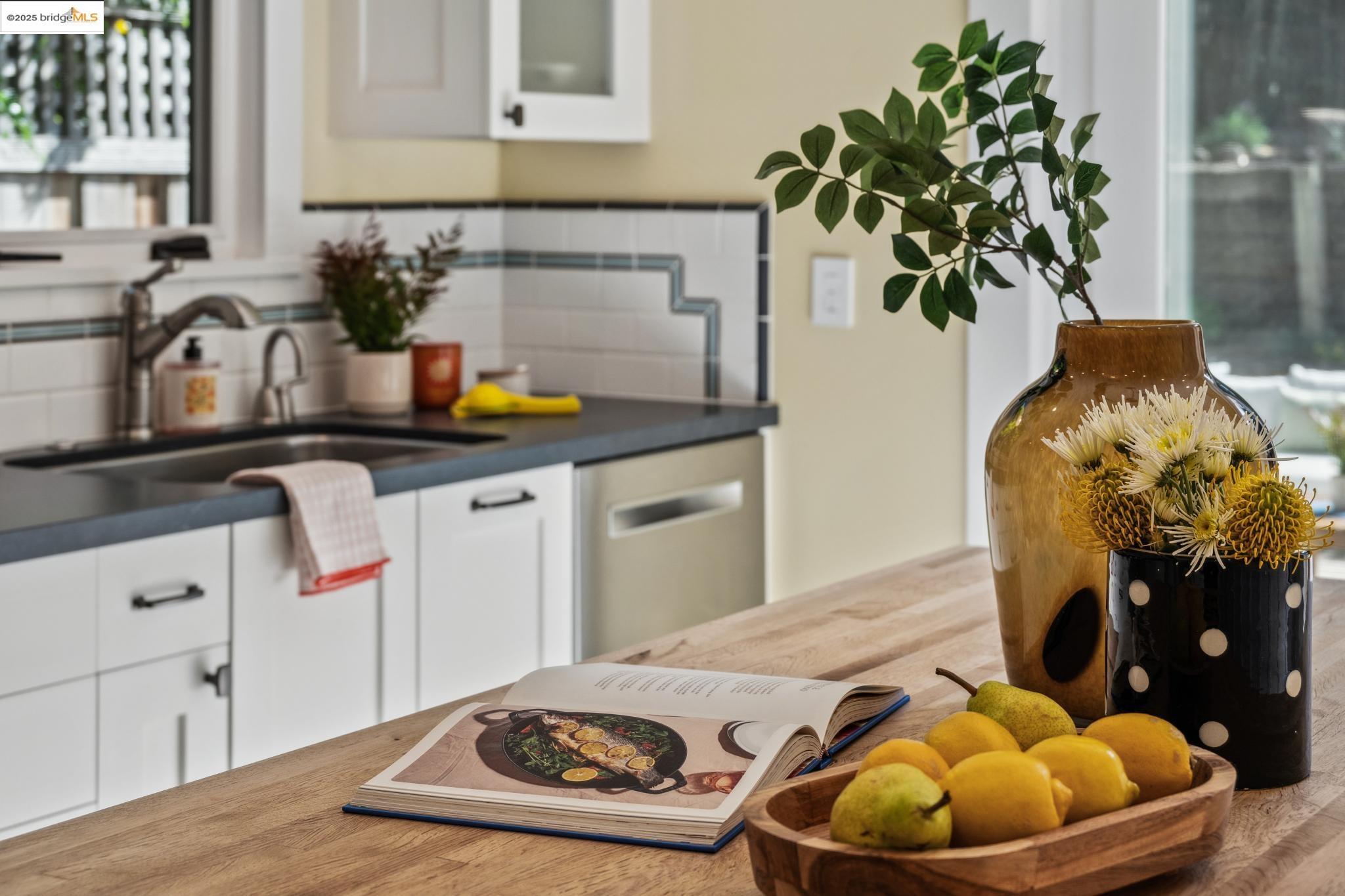 Detail Gallery Image 18 of 36 For 575 Kenmore Ave, Oakland,  CA 94610 - 3 Beds | 2 Baths