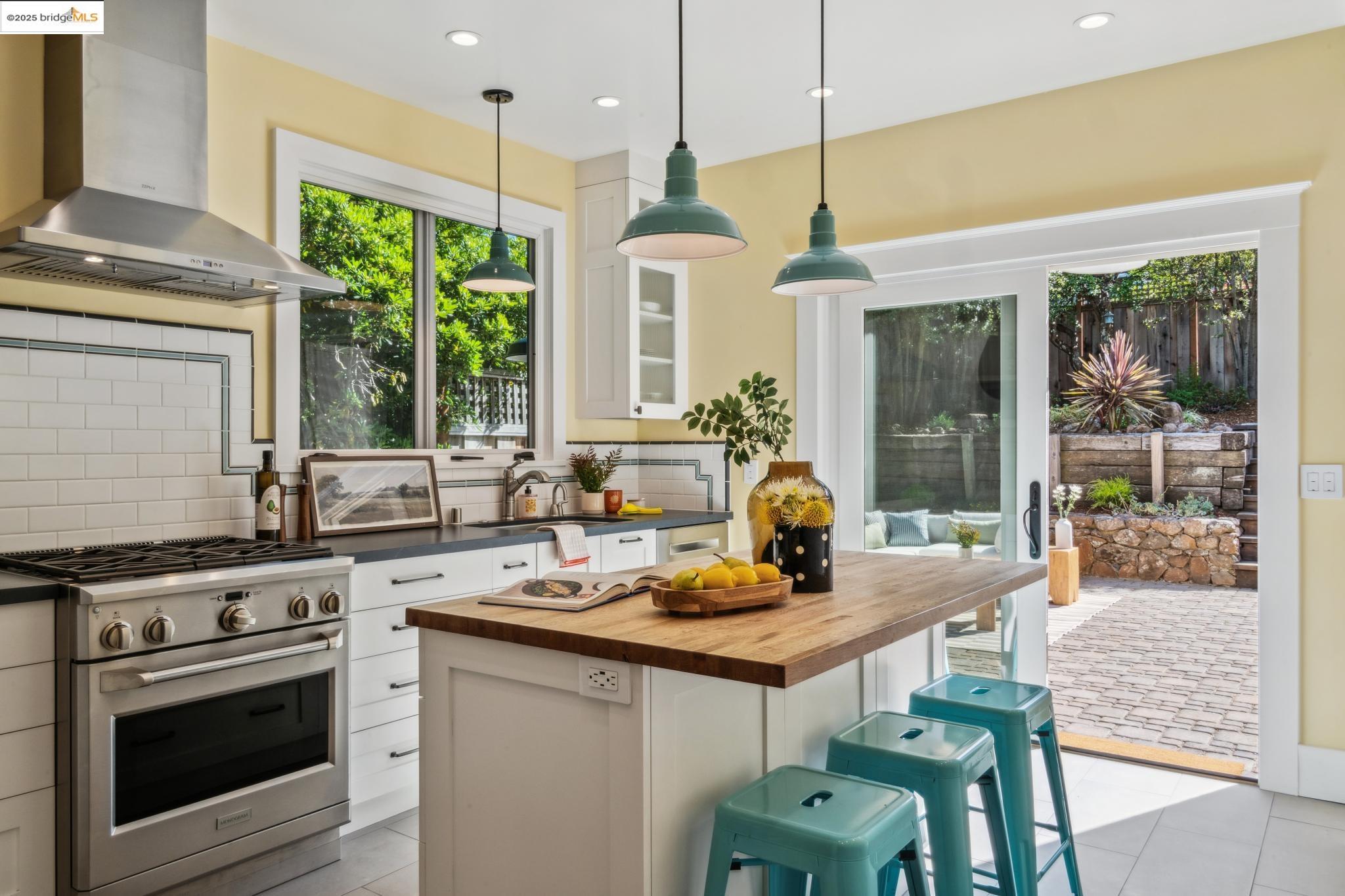 Detail Gallery Image 19 of 36 For 575 Kenmore Ave, Oakland,  CA 94610 - 3 Beds | 2 Baths