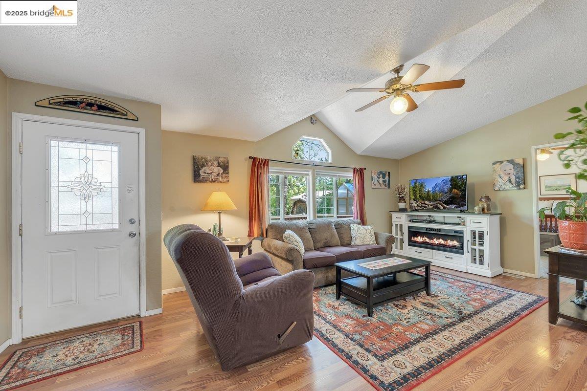 Detail Gallery Image 11 of 36 For 10975 N Airport Rd, Columbia,  CA 95361-0000 - 3 Beds | 2 Baths