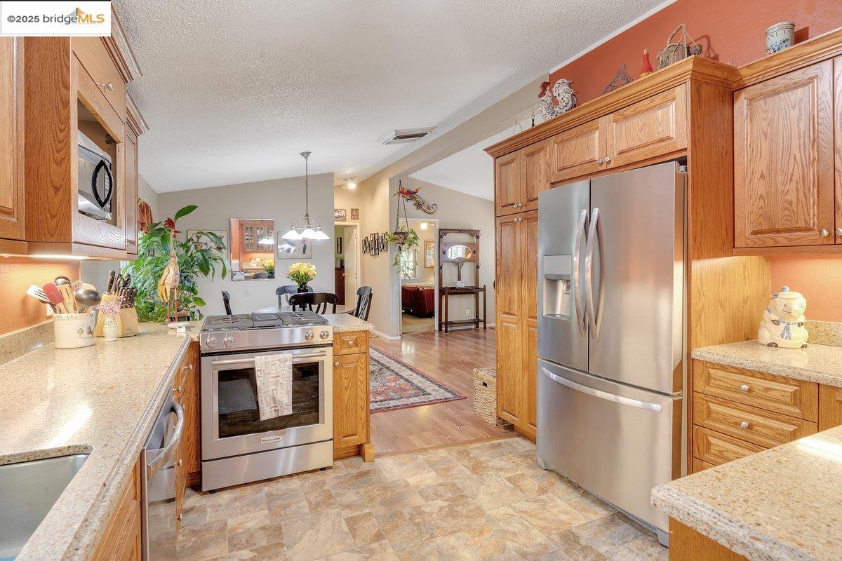 Detail Gallery Image 17 of 36 For 10975 N Airport Rd, Columbia,  CA 95361-0000 - 3 Beds | 2 Baths