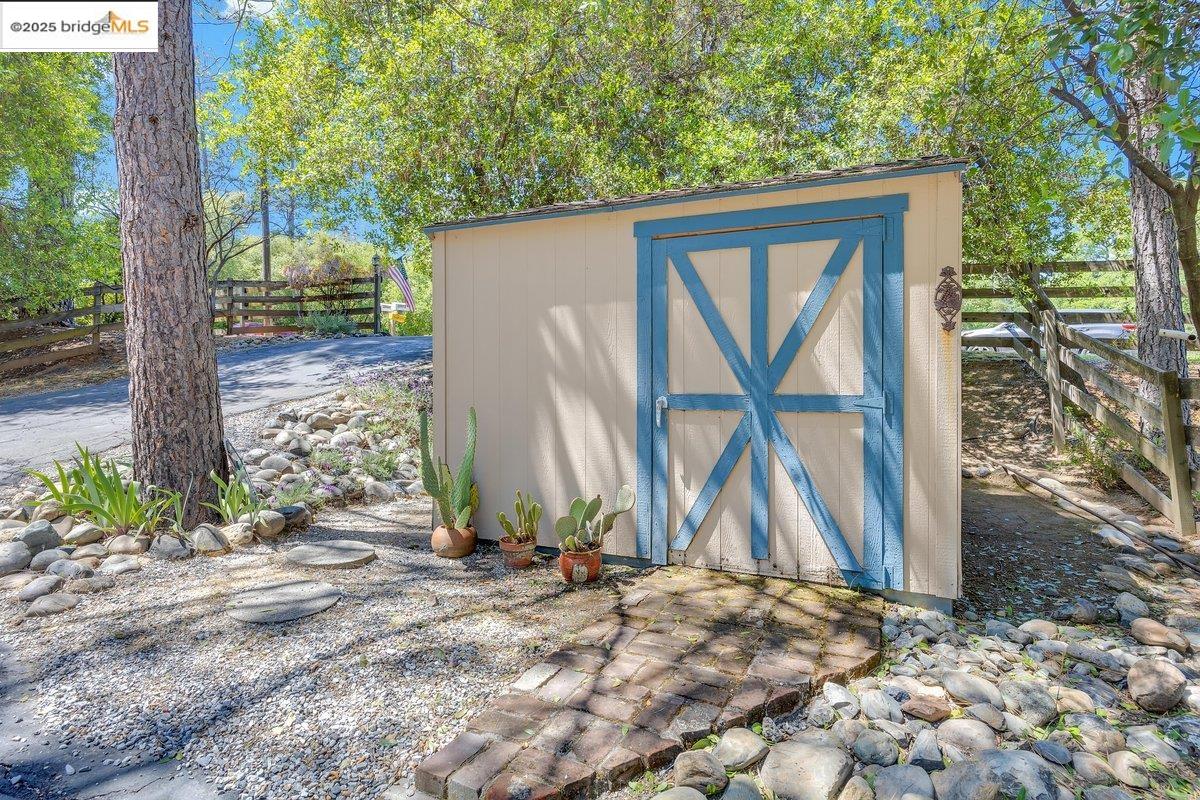 Detail Gallery Image 5 of 36 For 10975 N Airport Rd, Columbia,  CA 95361-0000 - 3 Beds | 2 Baths