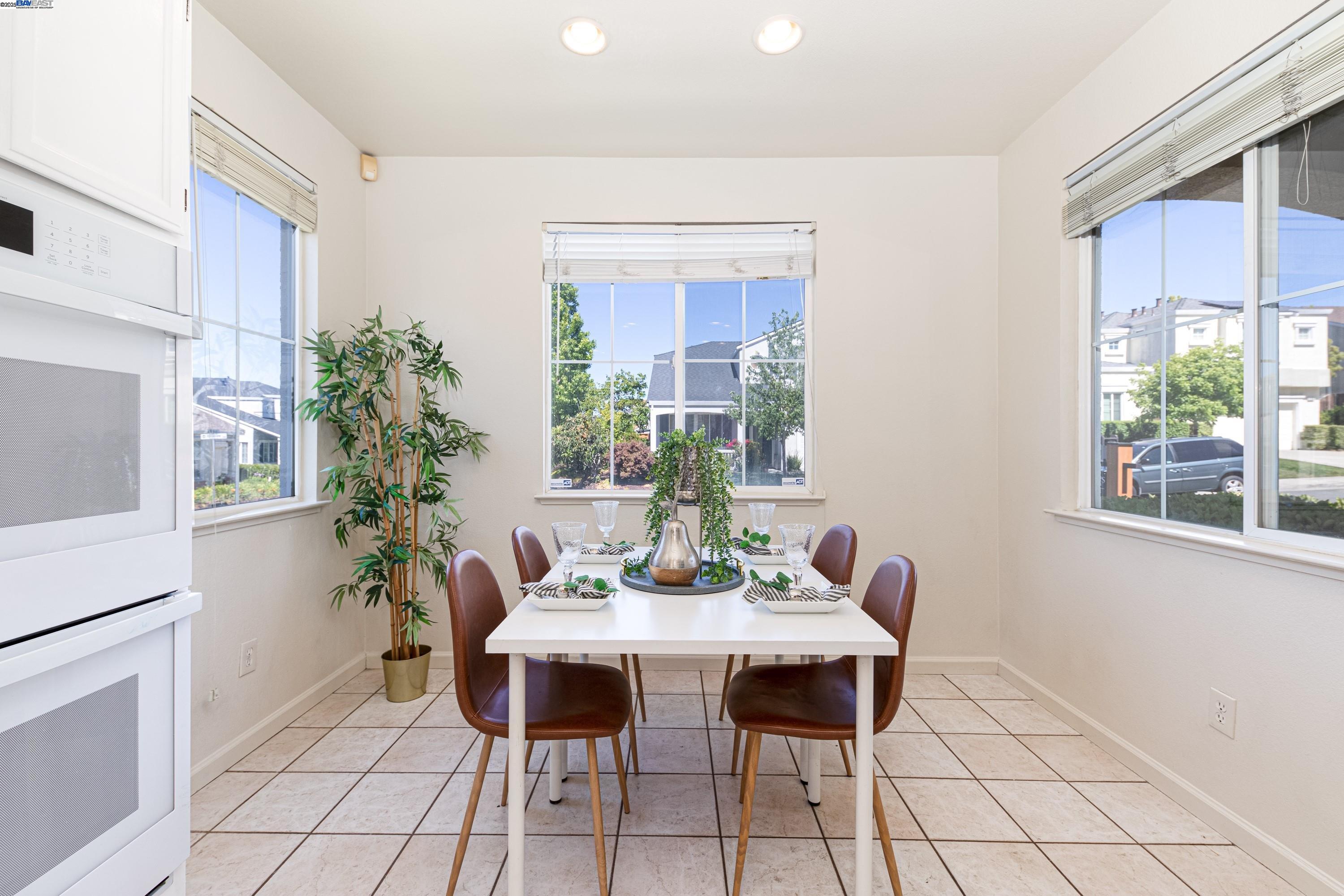 Detail Gallery Image 12 of 29 For 193 Ridgeview Terrace, Hercules,  CA 94547 - 4 Beds | 3 Baths