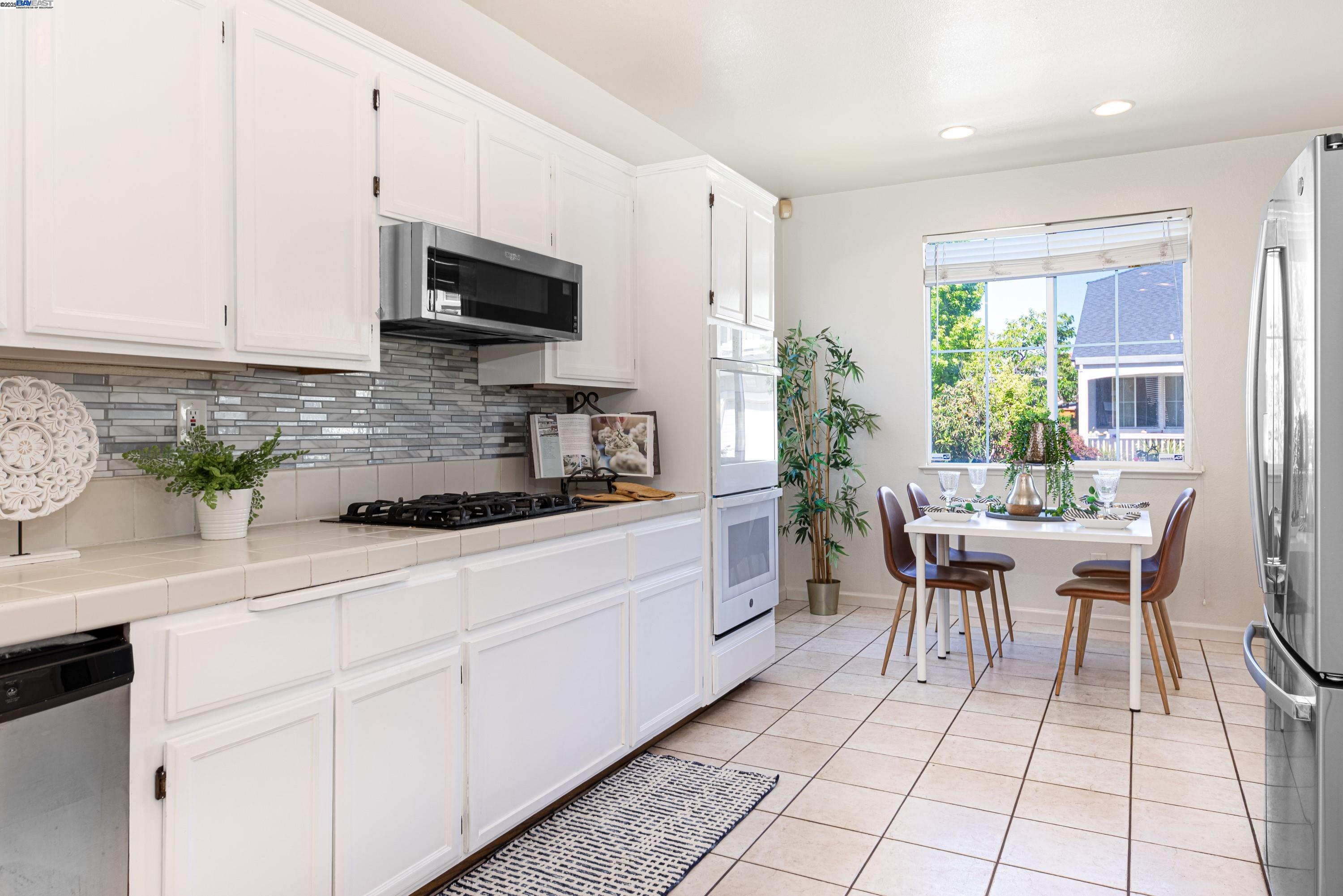 Detail Gallery Image 9 of 29 For 193 Ridgeview Terrace, Hercules,  CA 94547 - 4 Beds | 3 Baths