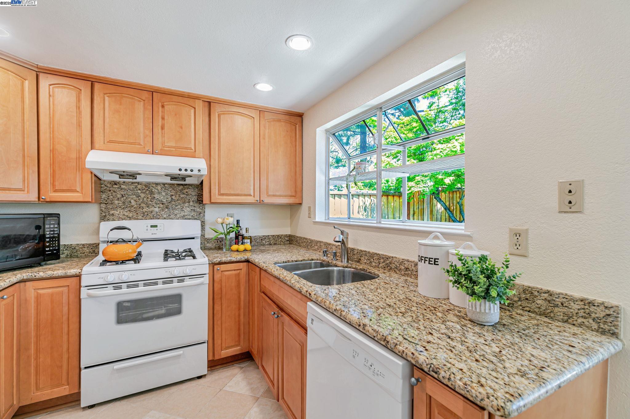 Detail Gallery Image 19 of 60 For 42210 Live Oak Cir, Fremont,  CA 94538 - 3 Beds | 2/1 Baths
