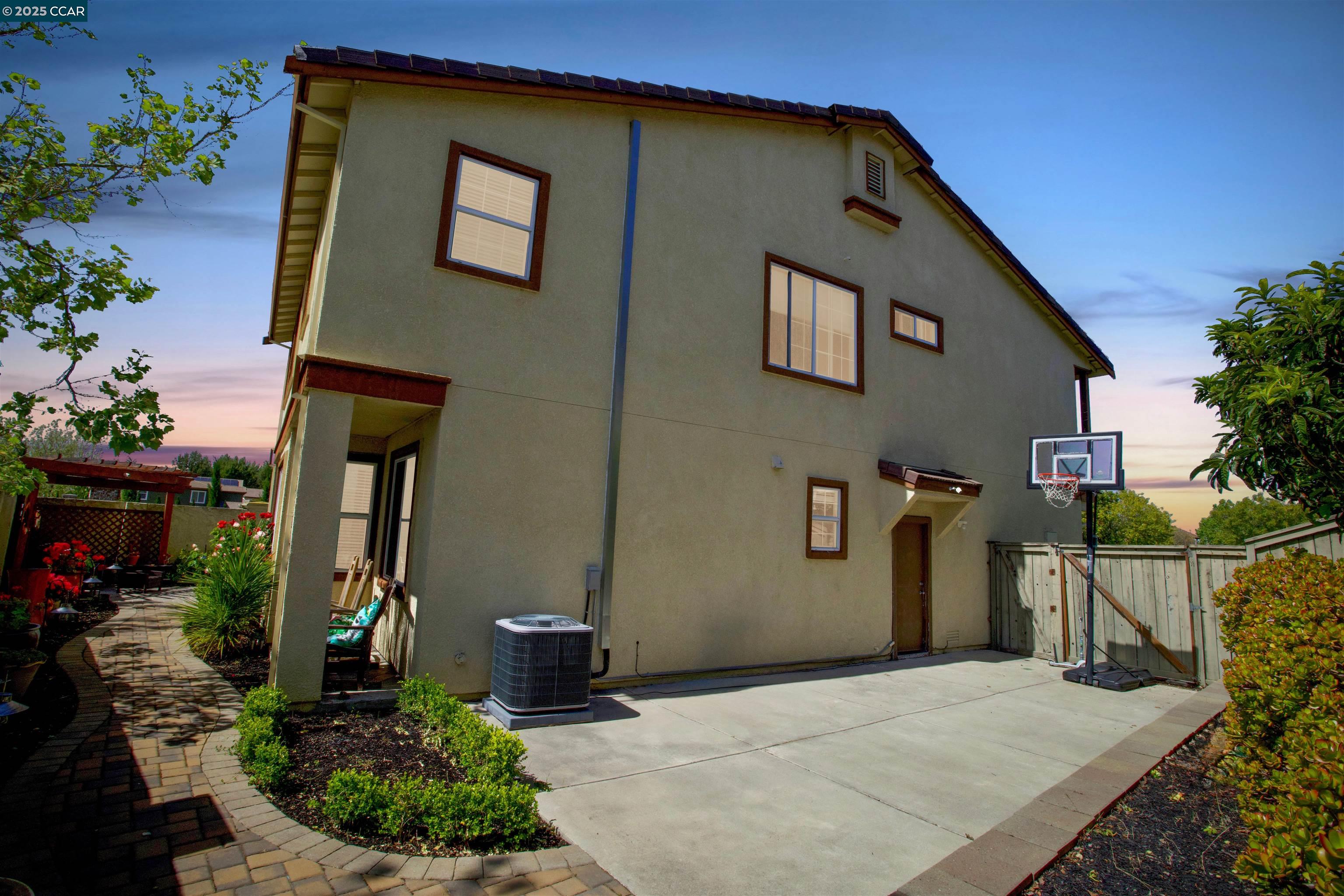 Detail Gallery Image 2 of 35 For 1186 Waverly Cir, Hercules,  CA 94547 - 5 Beds | 3 Baths