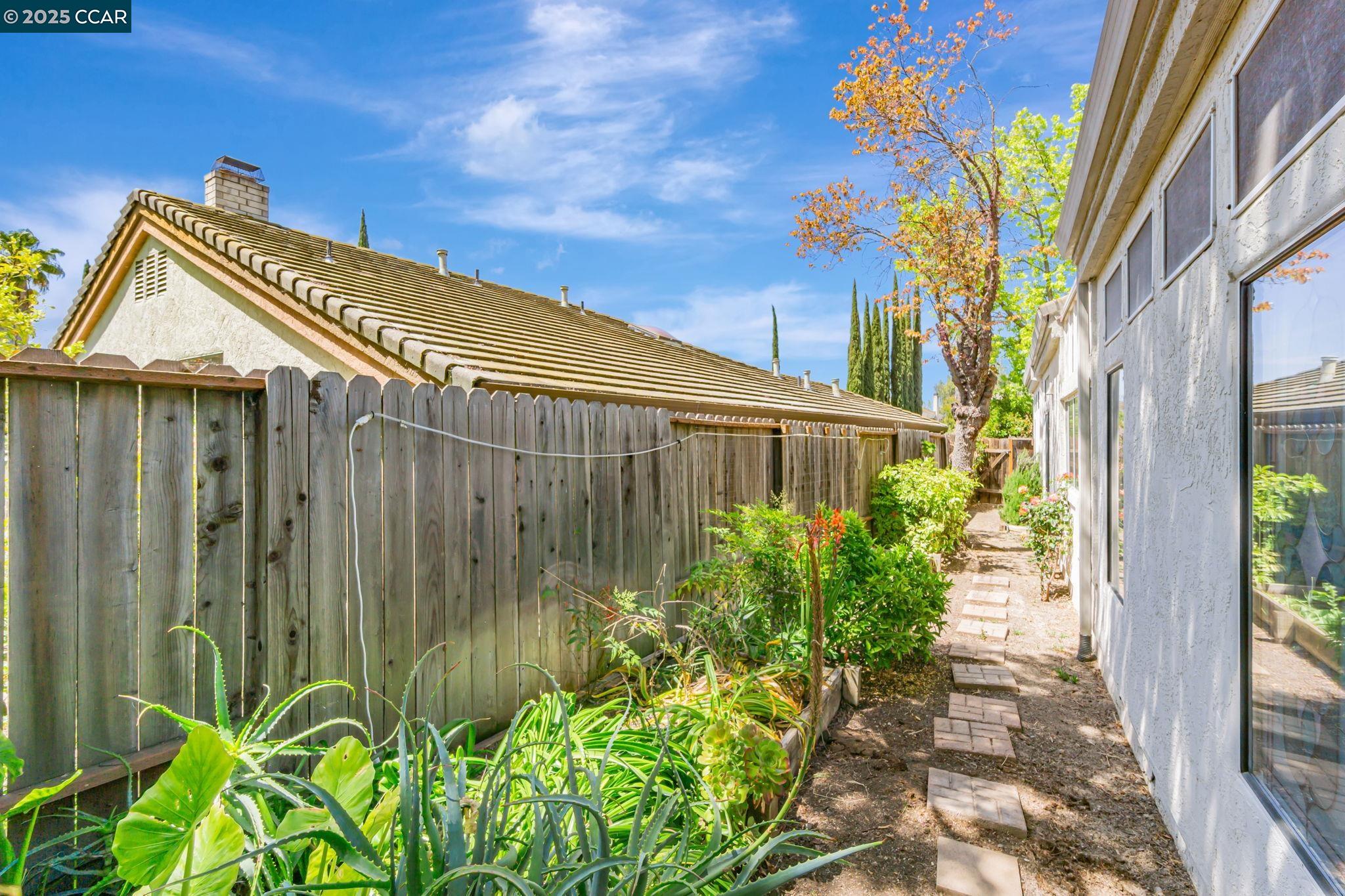 Detail Gallery Image 43 of 58 For 4043 Banbury Way, Antioch,  CA 94531 - 3 Beds | 3 Baths
