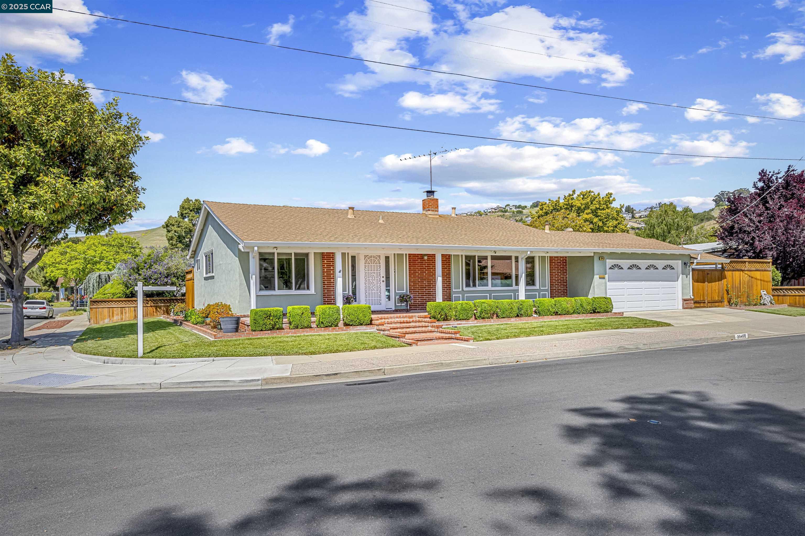 Detail Gallery Image 1 of 47 For 30450 Oakmont Way, Hayward,  CA 94544 - 3 Beds | 2 Baths