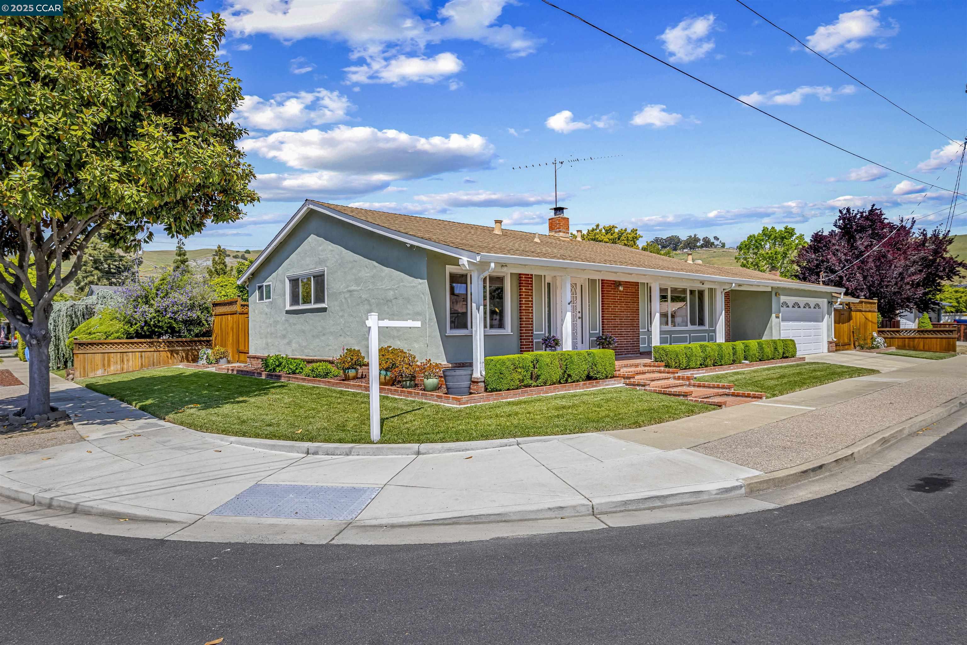 Detail Gallery Image 2 of 47 For 30450 Oakmont Way, Hayward,  CA 94544 - 3 Beds | 2 Baths