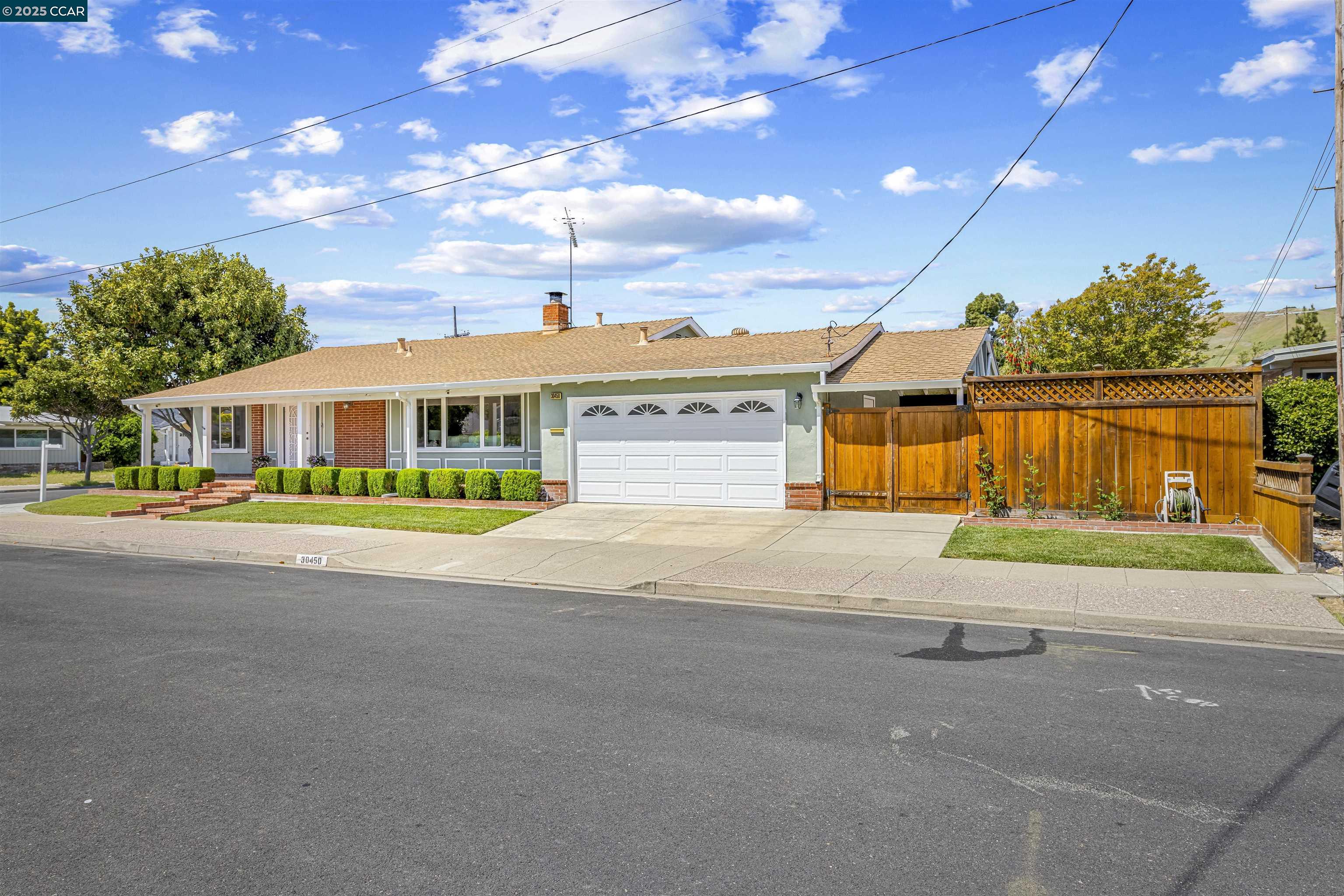 Detail Gallery Image 3 of 47 For 30450 Oakmont Way, Hayward,  CA 94544 - 3 Beds | 2 Baths