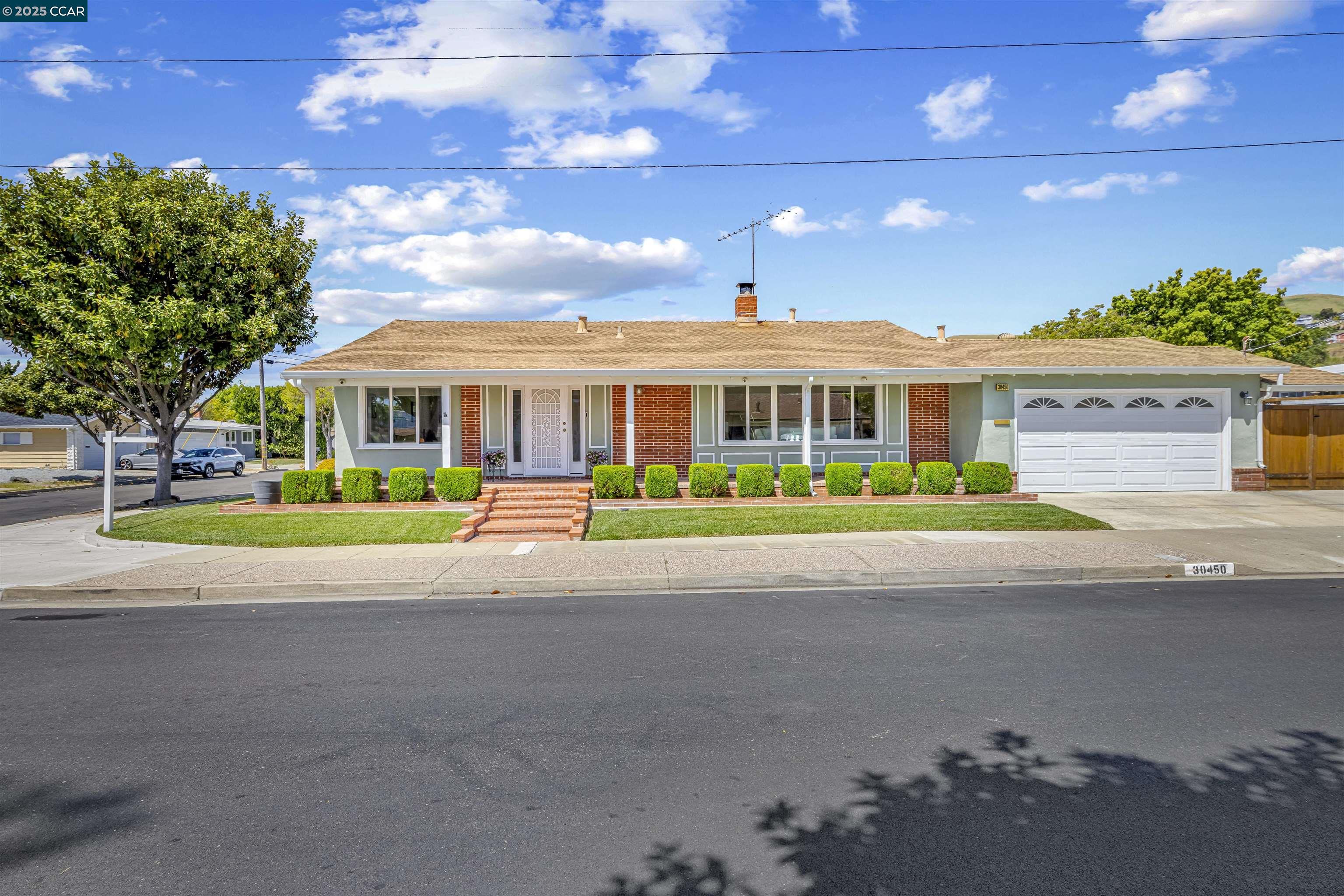 Detail Gallery Image 4 of 47 For 30450 Oakmont Way, Hayward,  CA 94544 - 3 Beds | 2 Baths