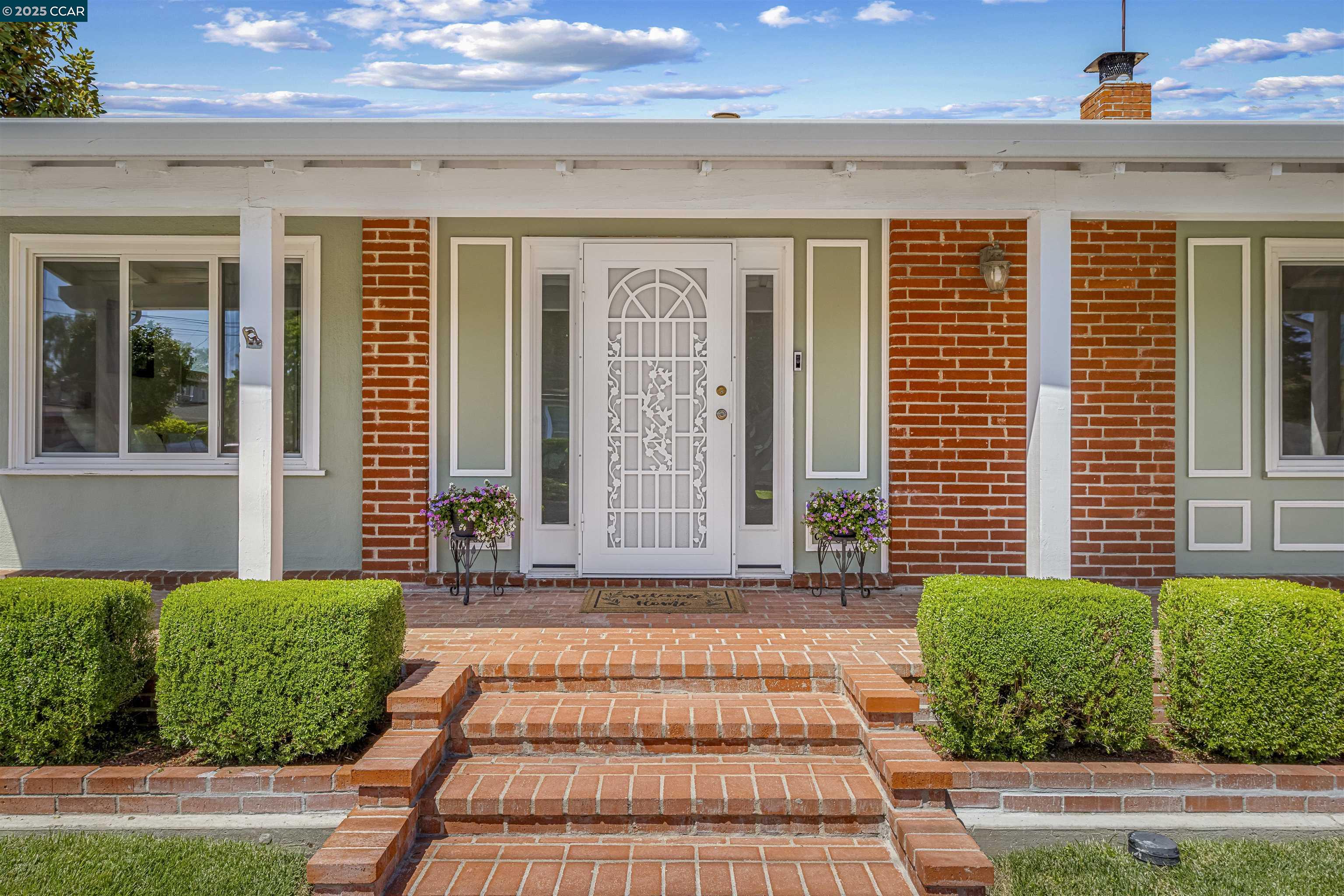 Detail Gallery Image 5 of 47 For 30450 Oakmont Way, Hayward,  CA 94544 - 3 Beds | 2 Baths
