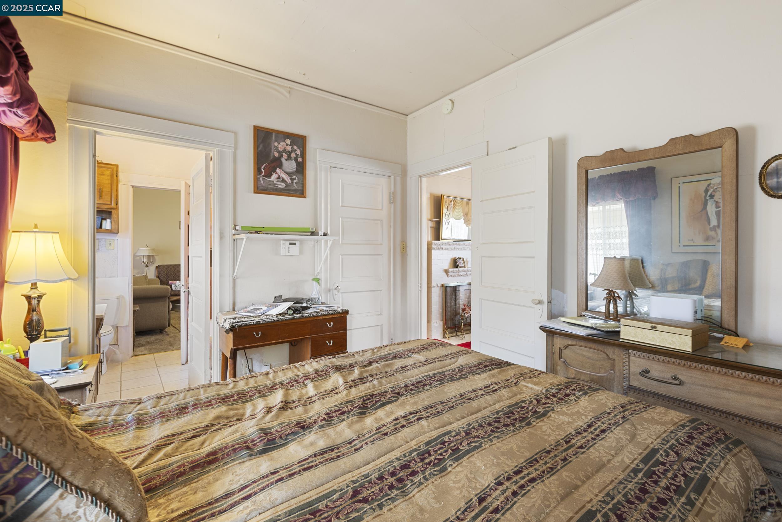 Detail Gallery Image 14 of 27 For 852 58th St, Oakland,  CA 94608 - 3 Beds | 2 Baths