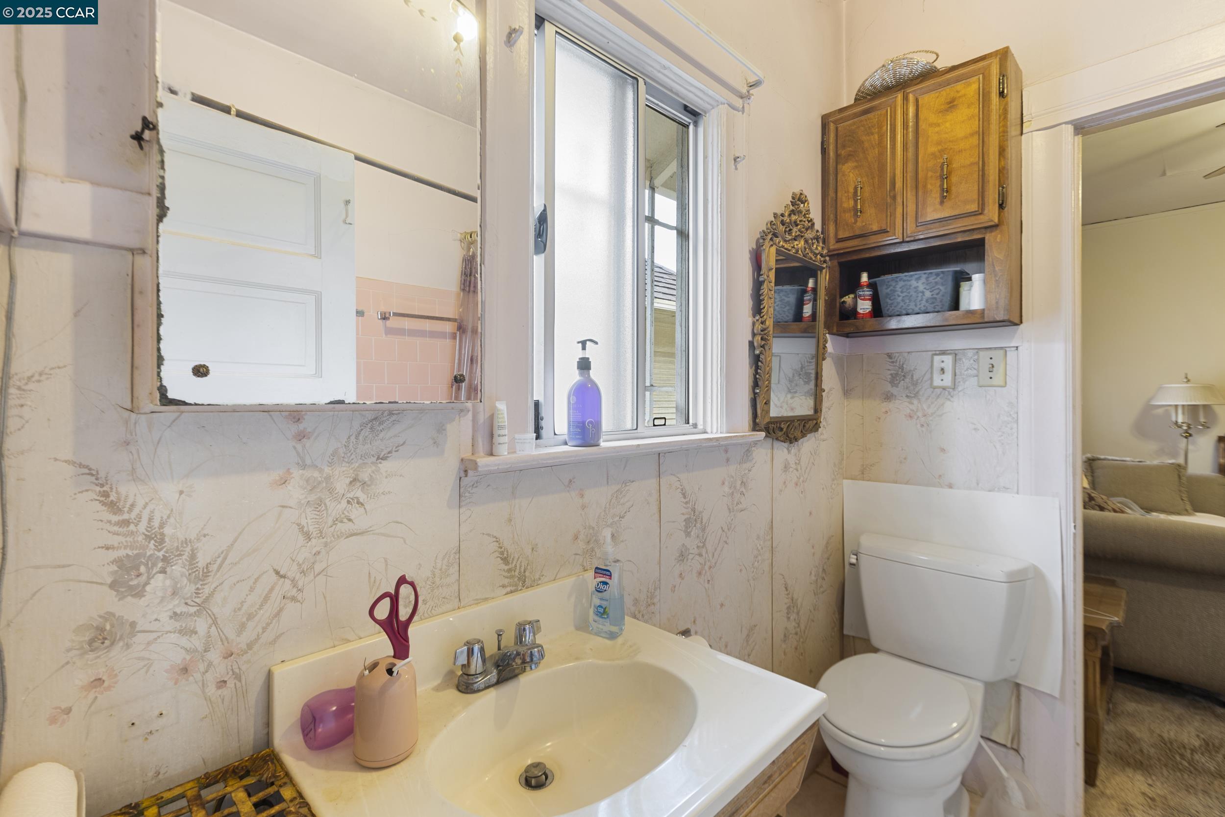 Detail Gallery Image 15 of 27 For 852 58th St, Oakland,  CA 94608 - 3 Beds | 2 Baths