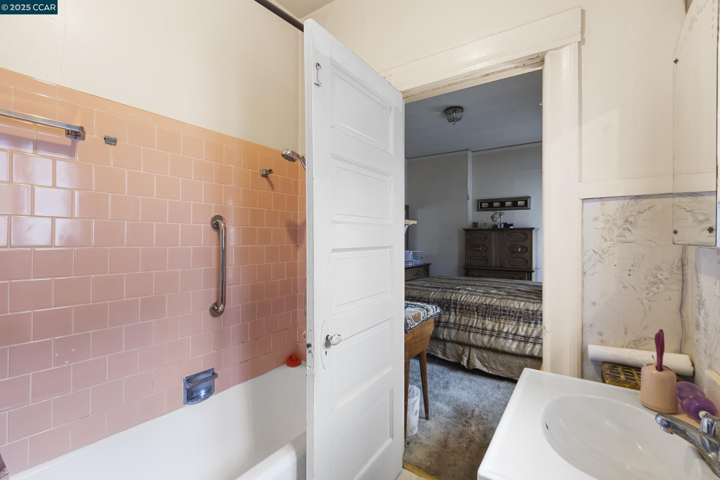 Detail Gallery Image 16 of 27 For 852 58th St, Oakland,  CA 94608 - 3 Beds | 2 Baths