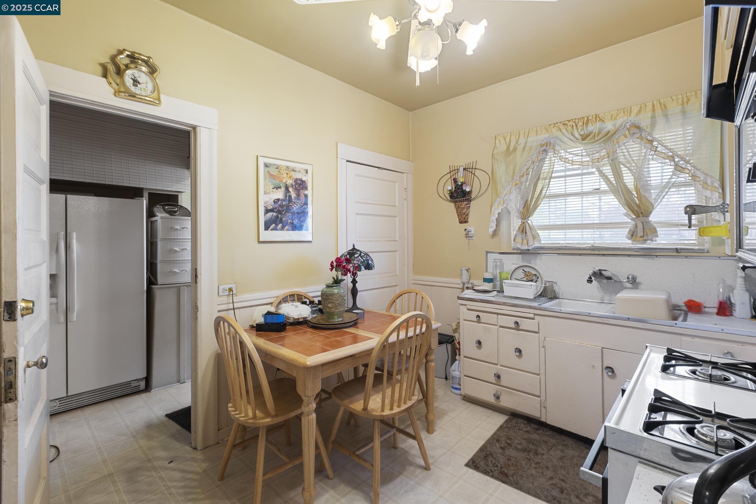 Detail Gallery Image 19 of 27 For 852 58th St, Oakland,  CA 94608 - 3 Beds | 2 Baths