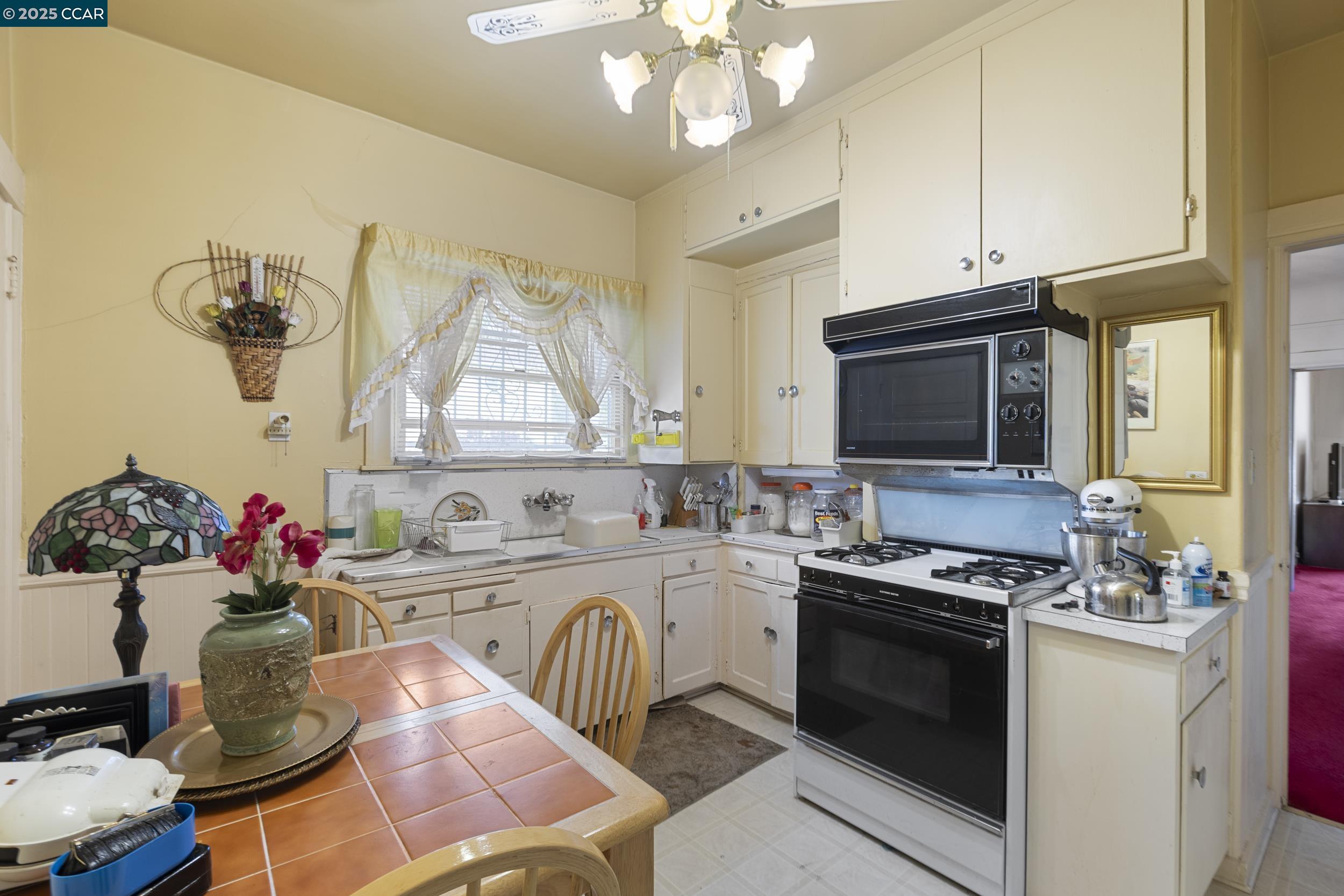 Detail Gallery Image 20 of 27 For 852 58th St, Oakland,  CA 94608 - 3 Beds | 2 Baths