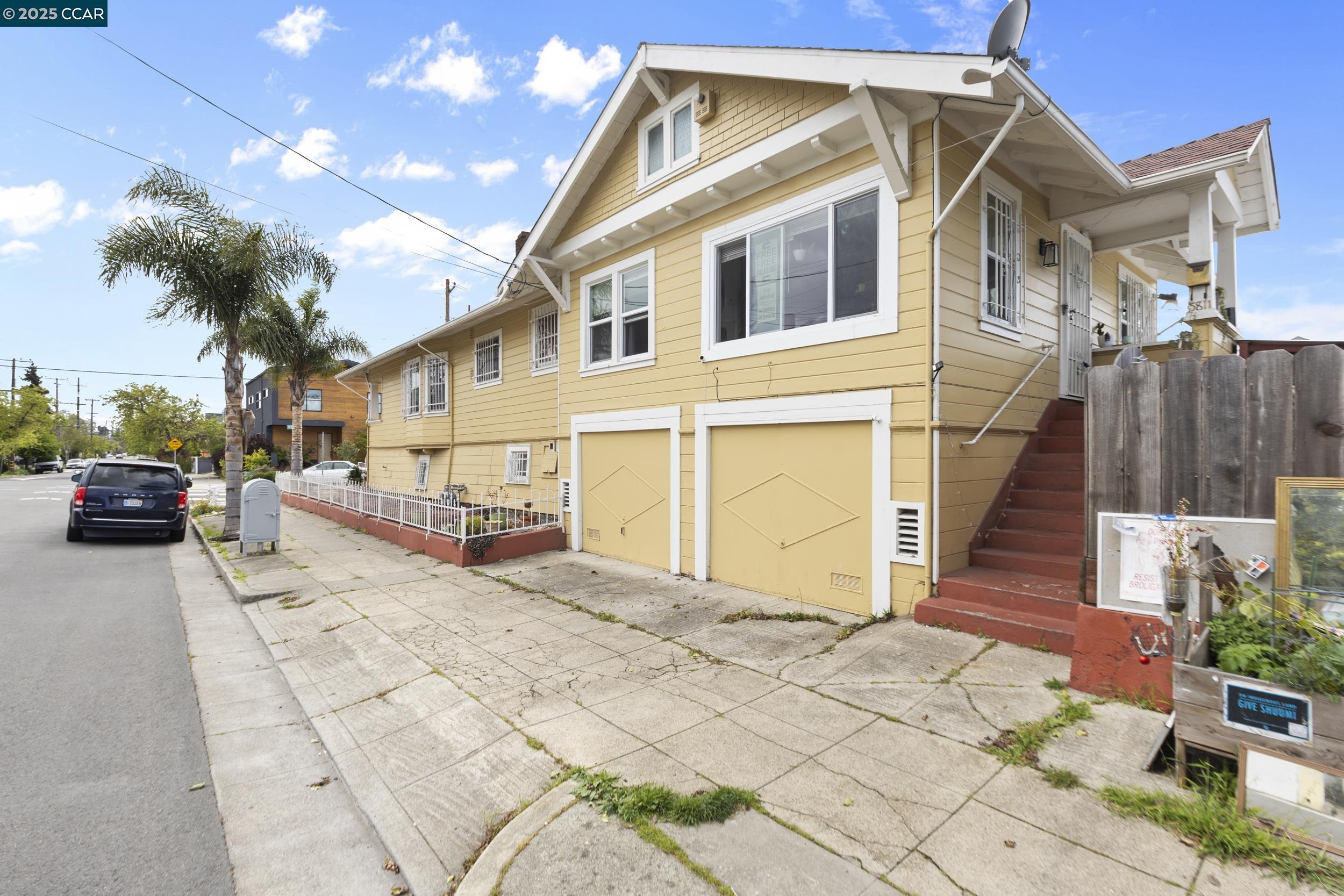 Detail Gallery Image 3 of 27 For 852 58th St, Oakland,  CA 94608 - 3 Beds | 2 Baths
