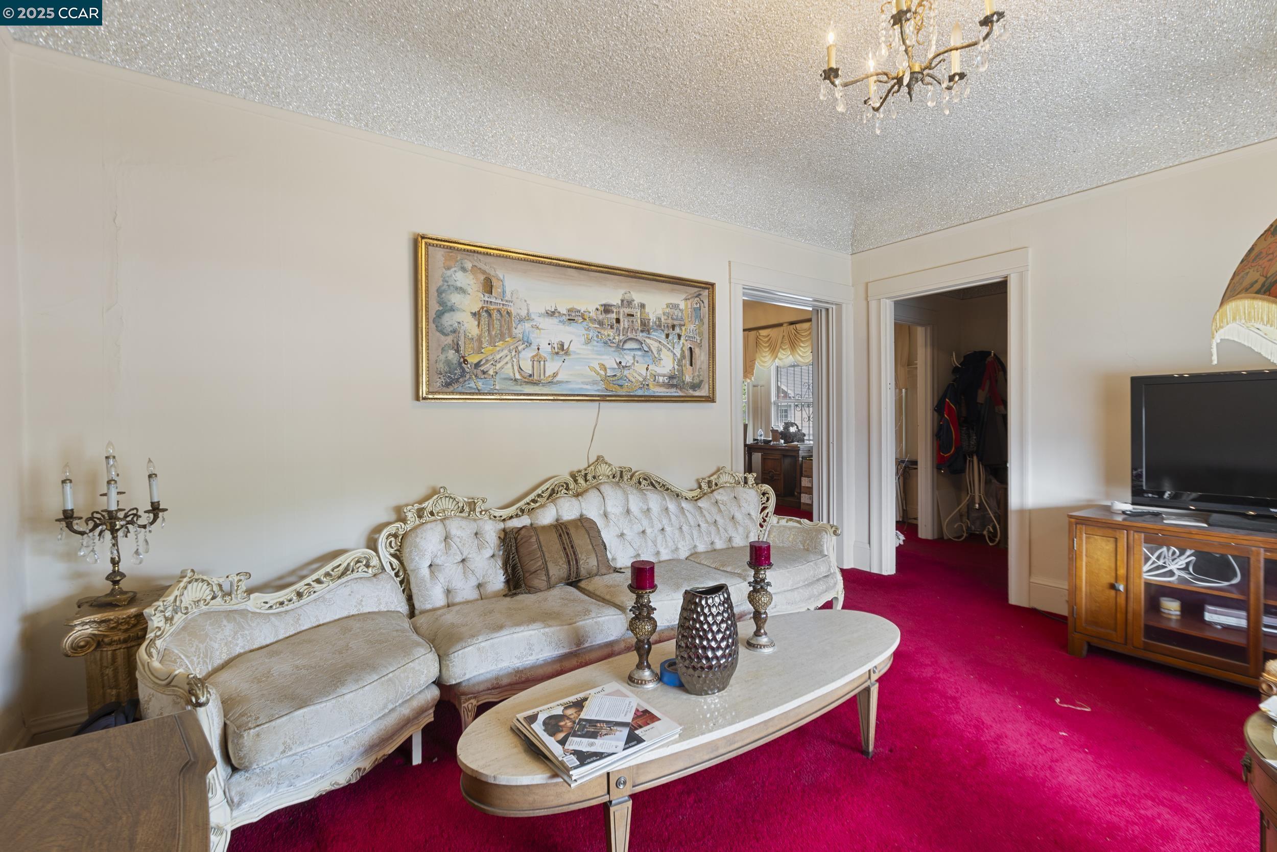 Detail Gallery Image 8 of 27 For 852 58th St, Oakland,  CA 94608 - 3 Beds | 2 Baths