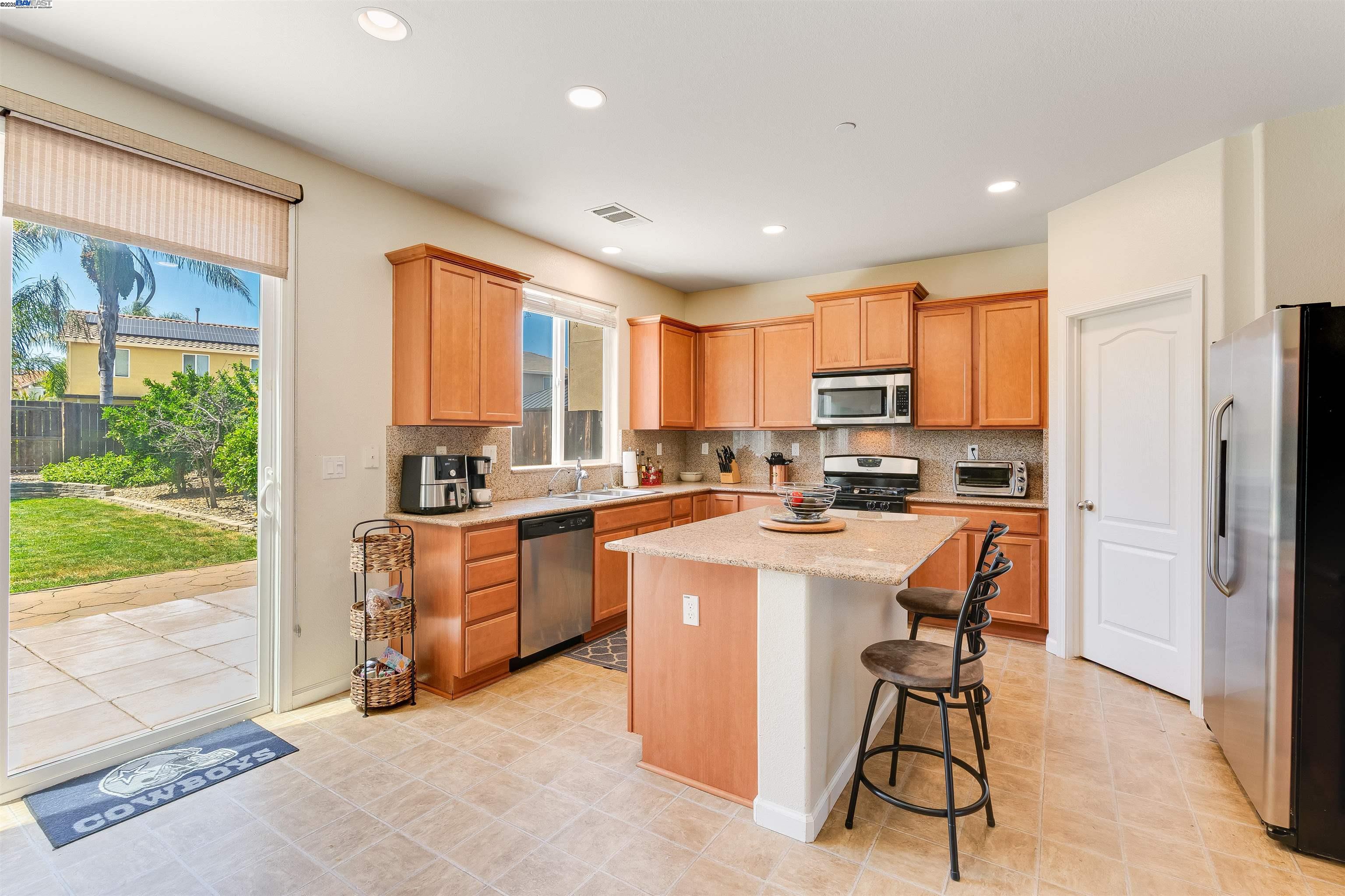 Detail Gallery Image 12 of 38 For 42 Sugarbush Ct, Oakley,  CA 94561 - 5 Beds | 3 Baths