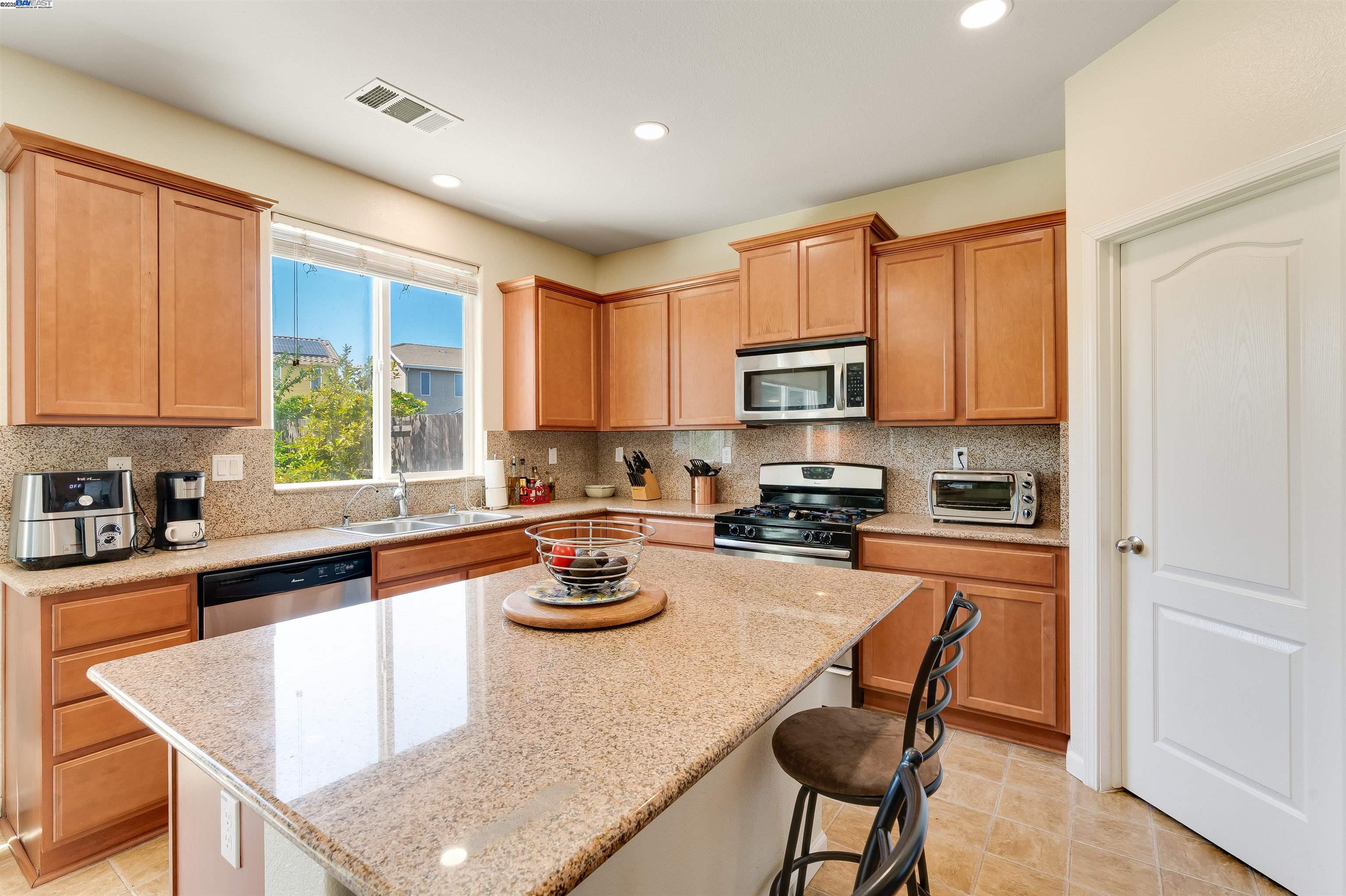Detail Gallery Image 9 of 38 For 42 Sugarbush Ct, Oakley,  CA 94561 - 5 Beds | 3 Baths