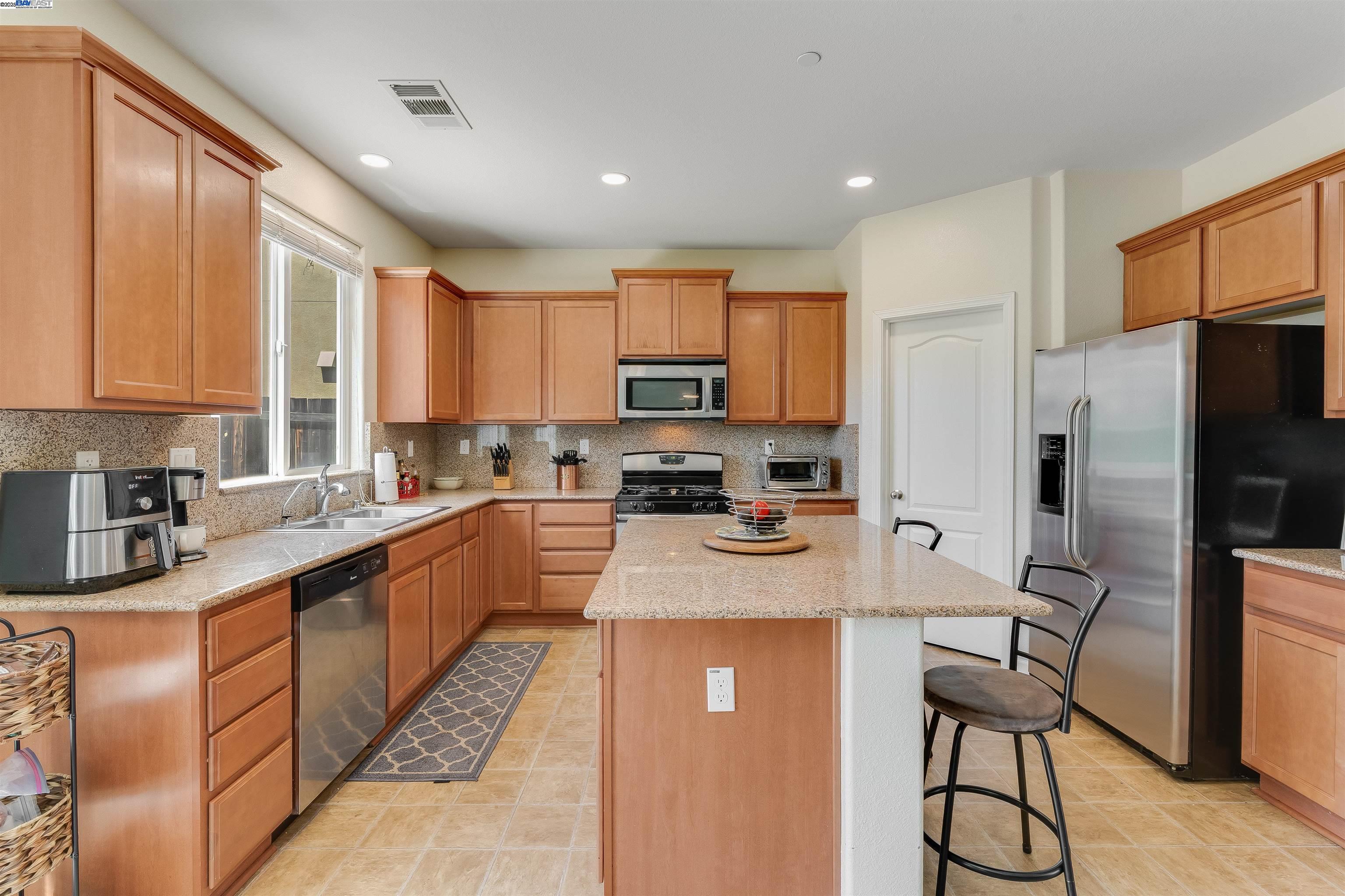 Detail Gallery Image 10 of 38 For 42 Sugarbush Ct, Oakley,  CA 94561 - 5 Beds | 3 Baths