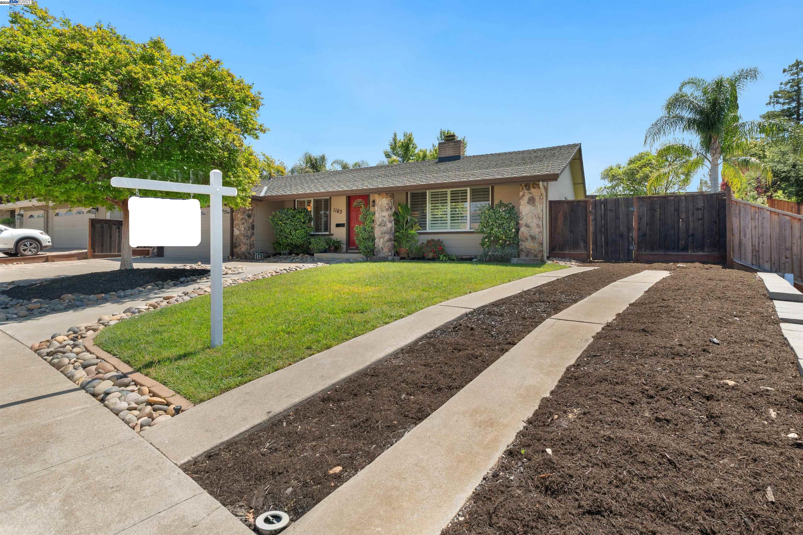 Detail Gallery Image 2 of 41 For 1163 Lomitas Ave, Livermore,  CA 94550 - 5 Beds | 2 Baths