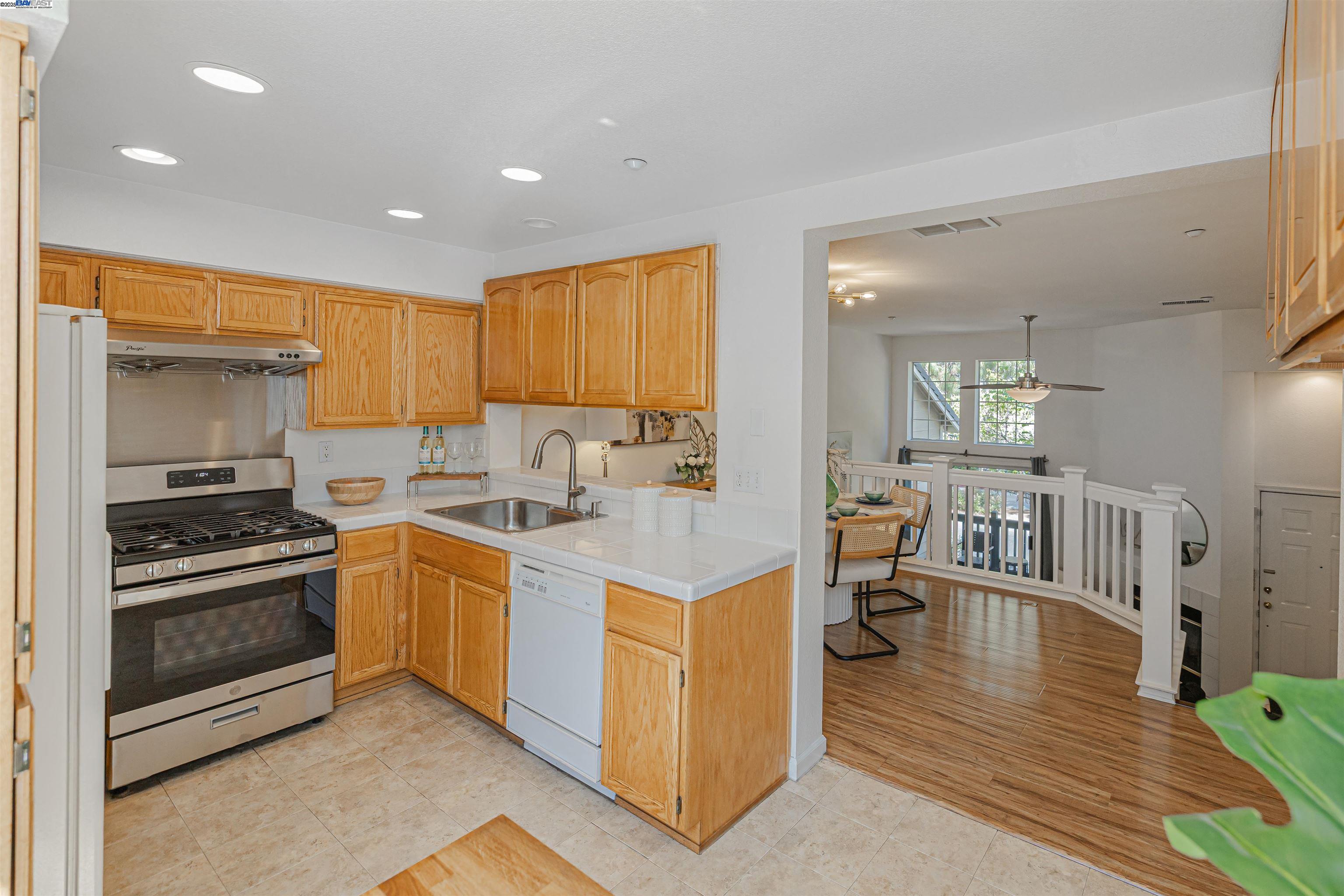 Detail Gallery Image 13 of 24 For 1125 Homer Cmn, San Jose,  CA 95131 - 2 Beds | 2/1 Baths