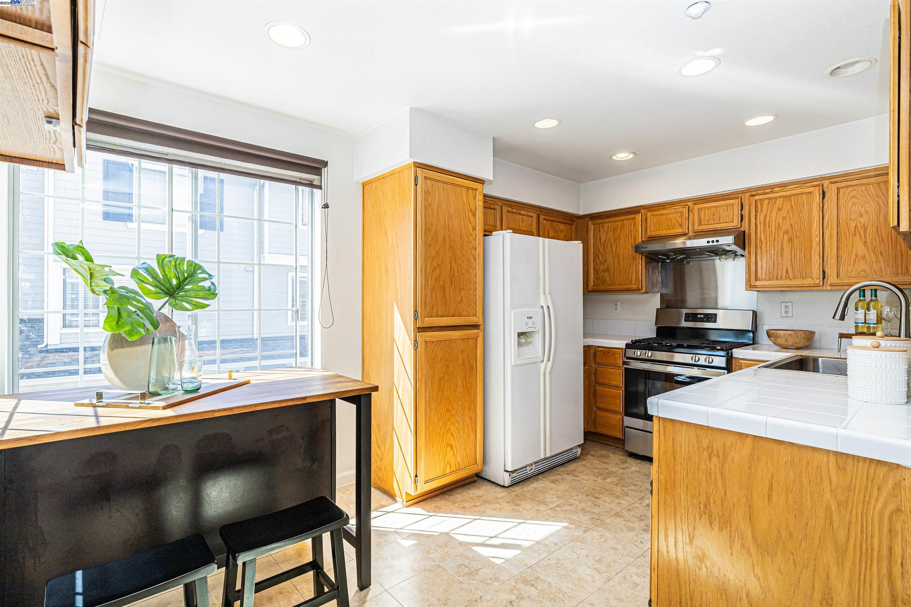 Detail Gallery Image 14 of 24 For 1125 Homer Cmn, San Jose,  CA 95131 - 2 Beds | 2/1 Baths