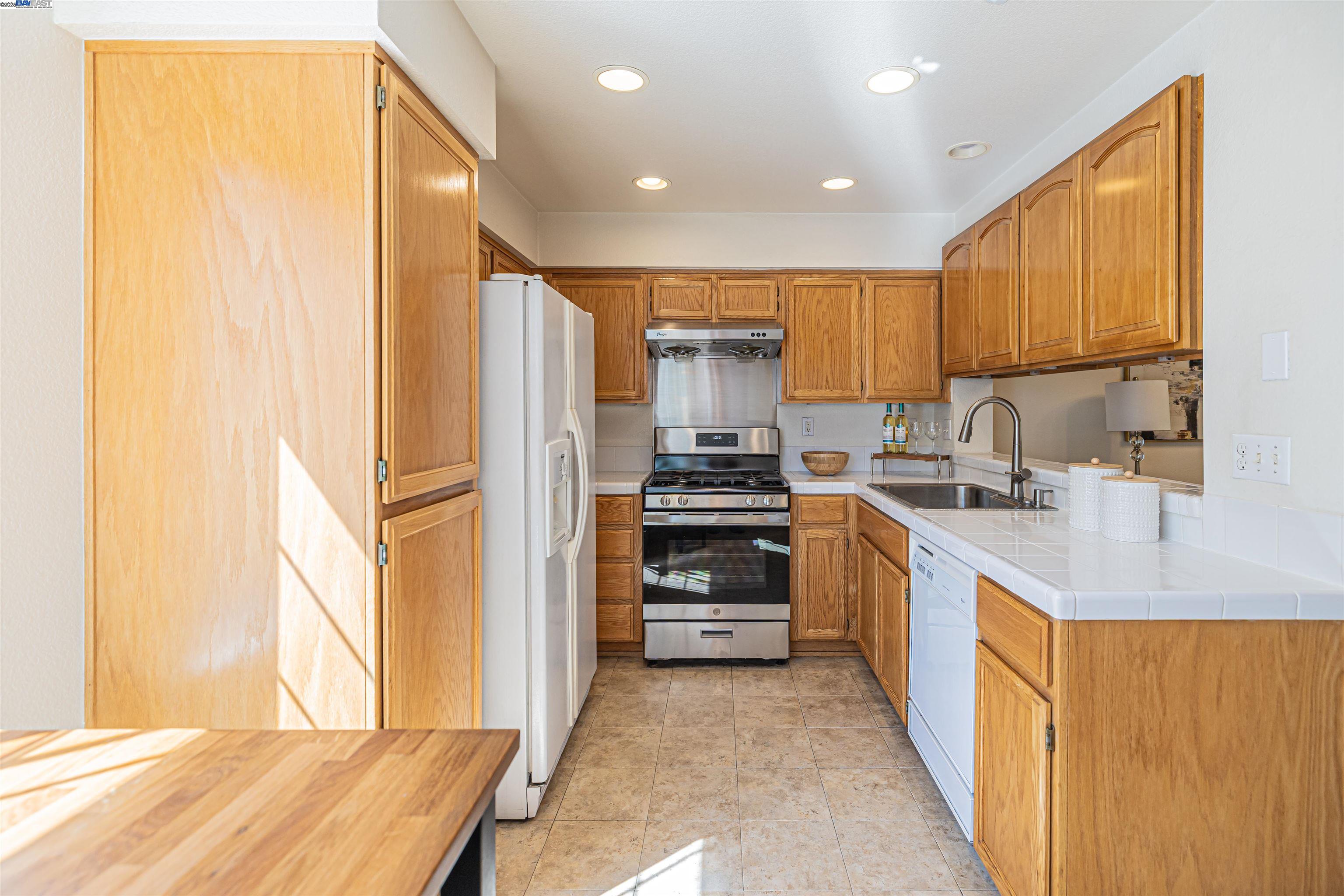 Detail Gallery Image 15 of 24 For 1125 Homer Cmn, San Jose,  CA 95131 - 2 Beds | 2/1 Baths