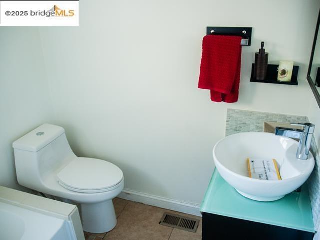 Detail Gallery Image 14 of 27 For 4708 Macarthur Blvd., Oakland,  CA 94619 - 3 Beds | 2 Baths