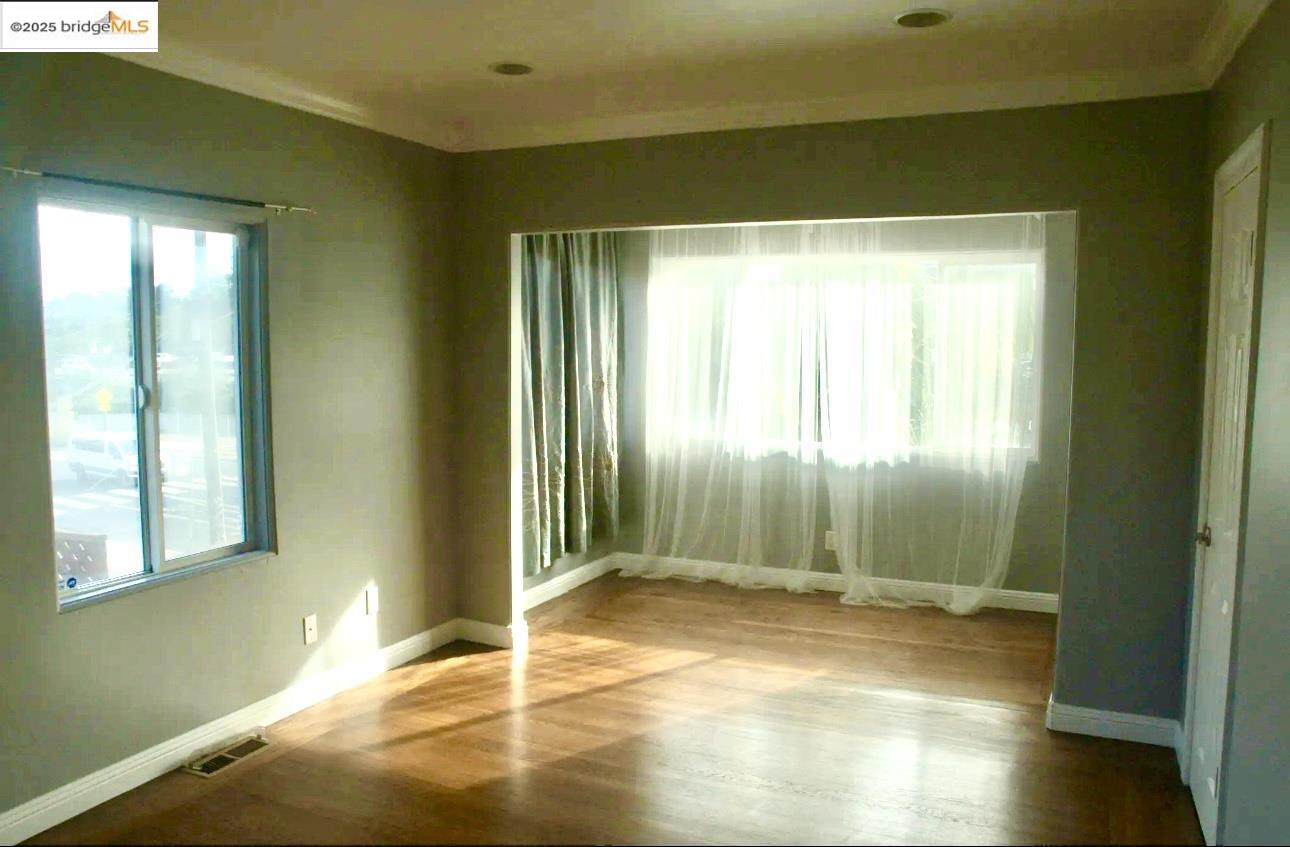 Detail Gallery Image 8 of 27 For 4708 Macarthur Blvd., Oakland,  CA 94619 - 3 Beds | 2 Baths