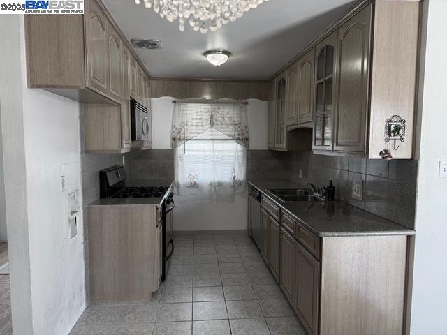 Detail Gallery Image 3 of 12 For 26772 Peterman Ave, Hayward,  CA 94545 - 3 Beds | 2 Baths