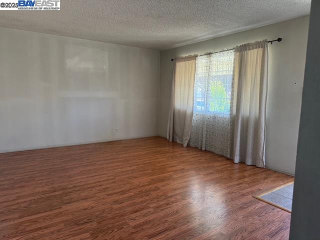 Detail Gallery Image 4 of 12 For 26772 Peterman Ave, Hayward,  CA 94545 - 3 Beds | 2 Baths