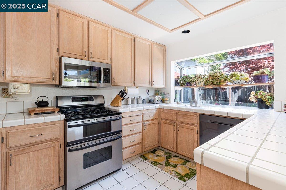 Detail Gallery Image 15 of 37 For 48 Southwind Cir, Richmond,  CA 94804 - 3 Beds | 2/1 Baths