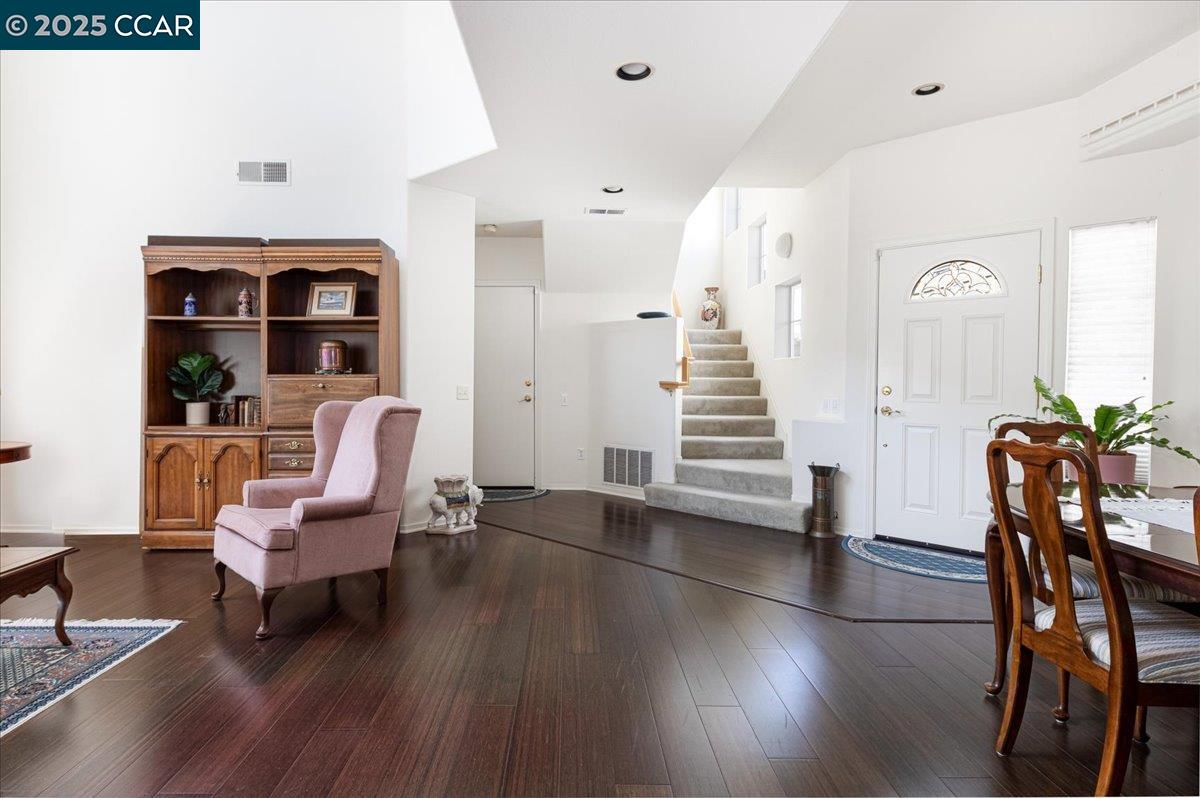 Detail Gallery Image 4 of 37 For 48 Southwind Cir, Richmond,  CA 94804 - 3 Beds | 2/1 Baths