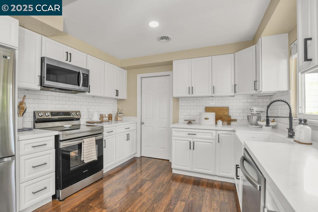Detail Gallery Image 12 of 31 For 320 E 13th Street, Antioch,  CA 94509-1910 - 3 Beds | 2 Baths