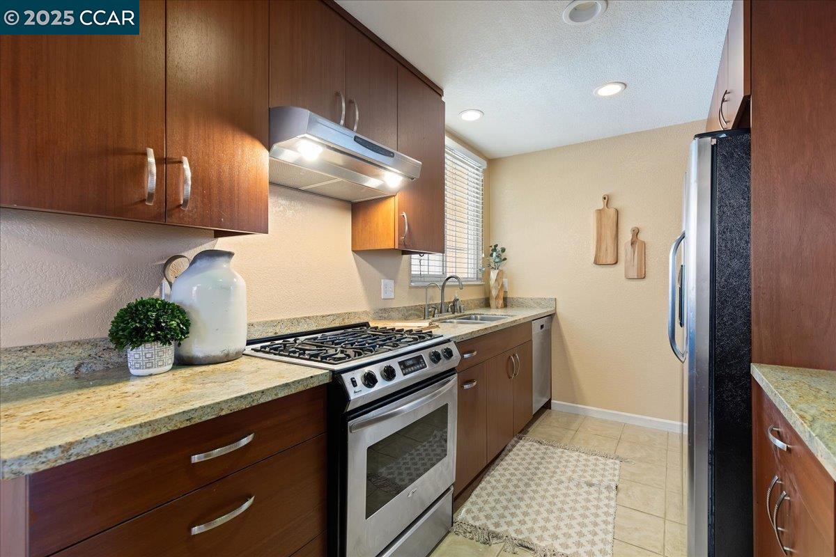 Detail Gallery Image 14 of 39 For 34864 Perry Rd, Union City,  CA 94587 - 5 Beds | 3 Baths