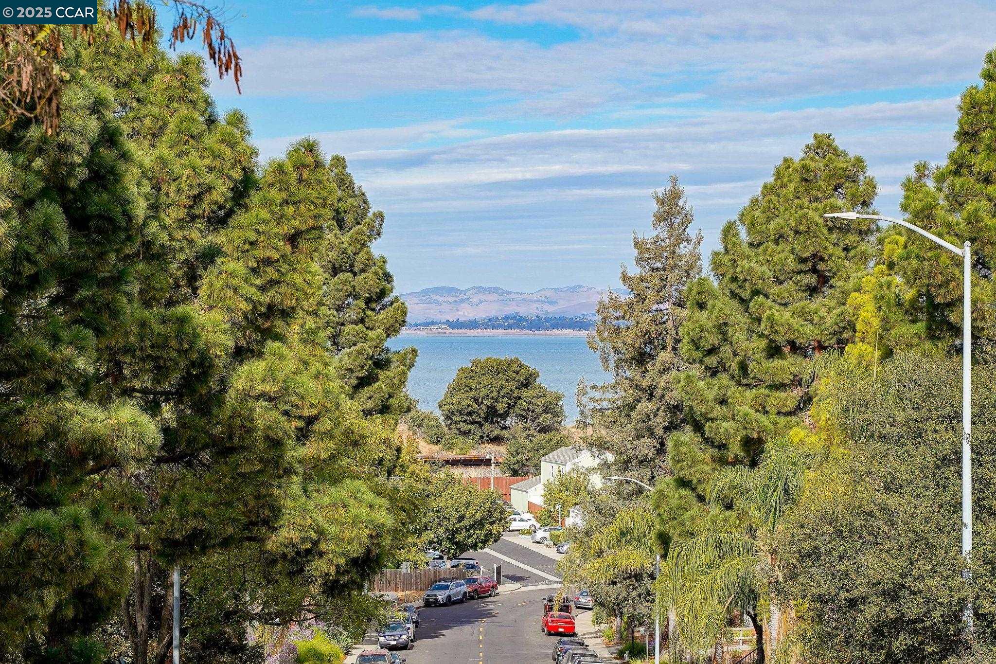 Detail Gallery Image 1 of 29 For 113 Woy Cir, Pinole,  CA 94564 - 2 Beds | 1/1 Baths