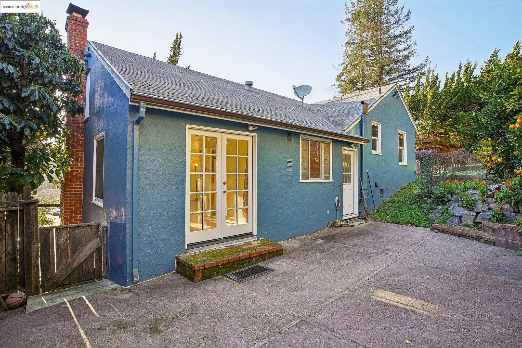 Detail Gallery Image 2 of 39 For 6576 Lucas Ave, Oakland,  CA 94611 - 4 Beds | 2 Baths