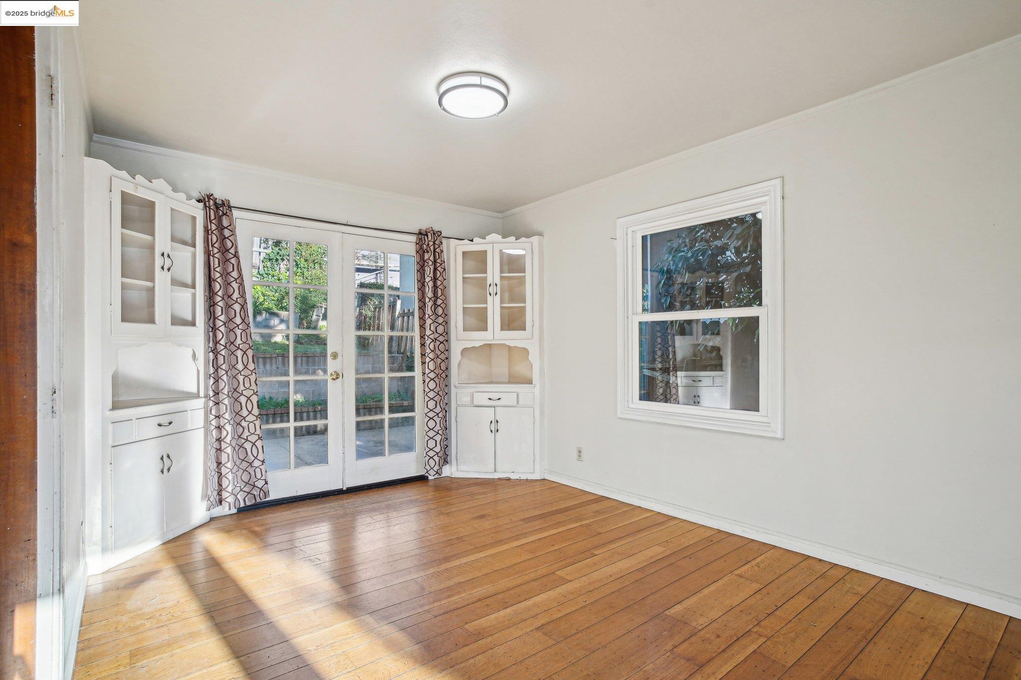 Detail Gallery Image 11 of 39 For 6576 Lucas Ave, Oakland,  CA 94611 - 4 Beds | 2 Baths