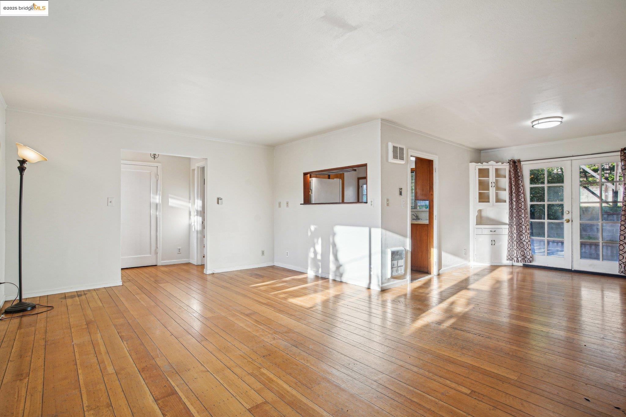 Detail Gallery Image 12 of 39 For 6576 Lucas Ave, Oakland,  CA 94611 - 4 Beds | 2 Baths