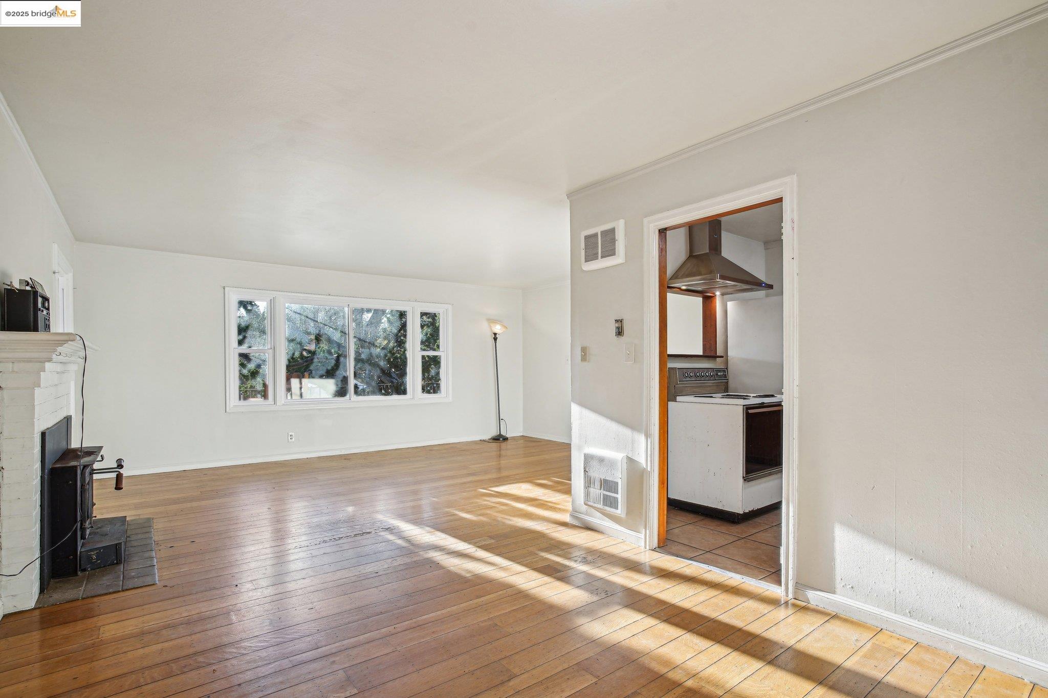 Detail Gallery Image 13 of 39 For 6576 Lucas Ave, Oakland,  CA 94611 - 4 Beds | 2 Baths